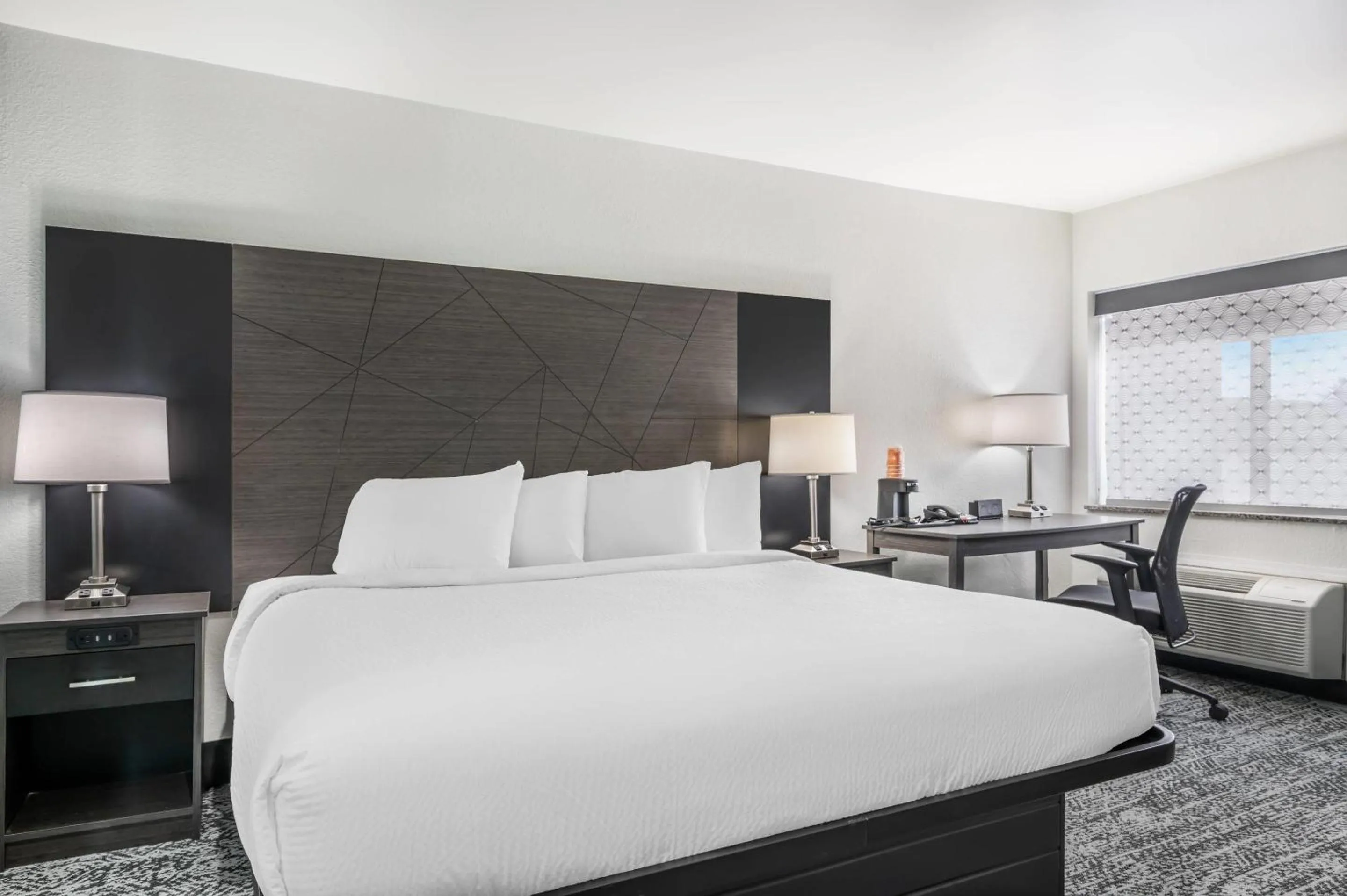 Bedroom, Bed in Sleep Inn Champaign North - Urbana