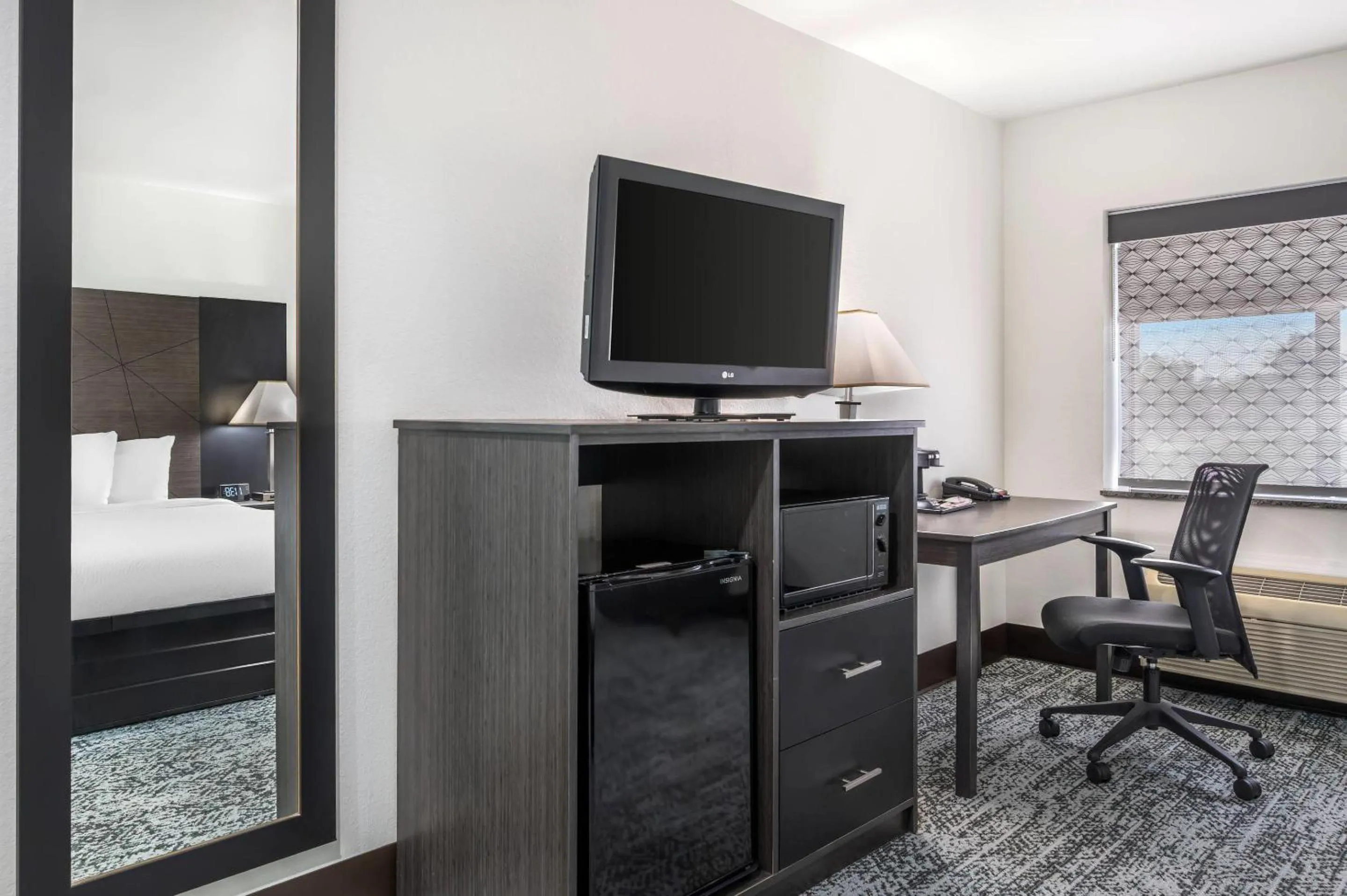 Bedroom, Bed in Sleep Inn Champaign North - Urbana