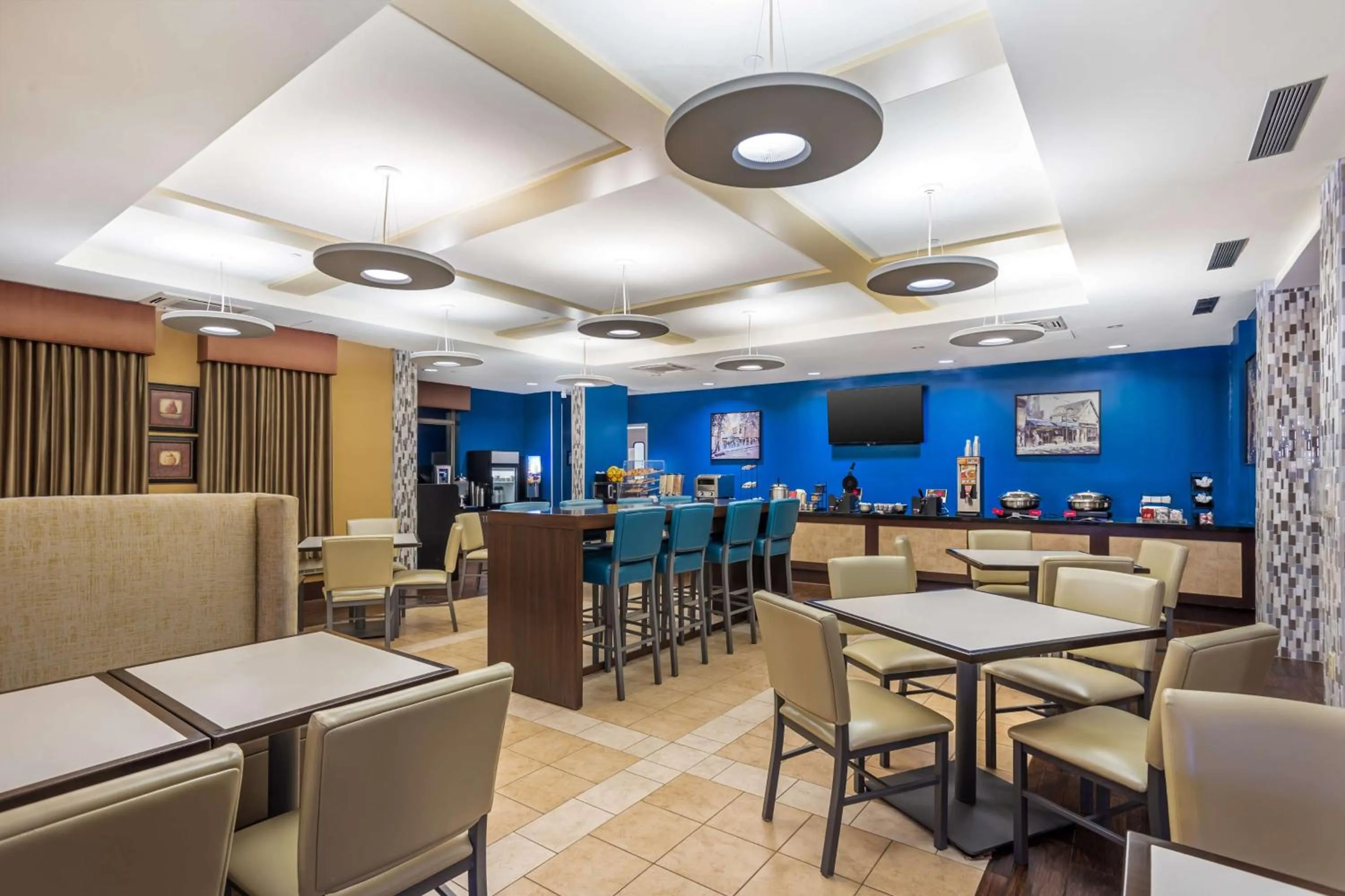 Breakfast in Best Western PLUS University Park Inn & Suites