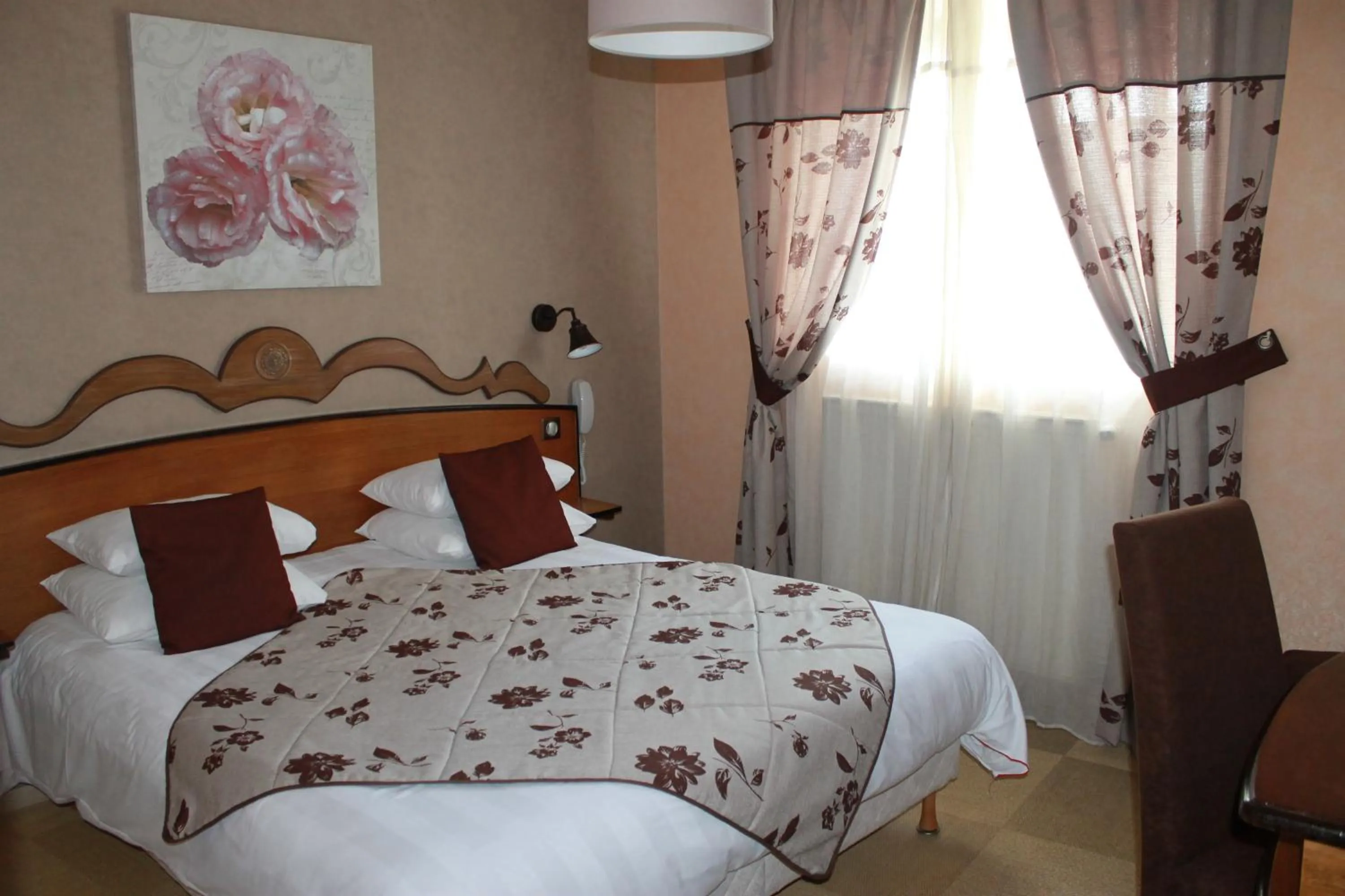 Photo of the whole room, Bed in Hôtel Restaurant Le Moulin de Saint Verand