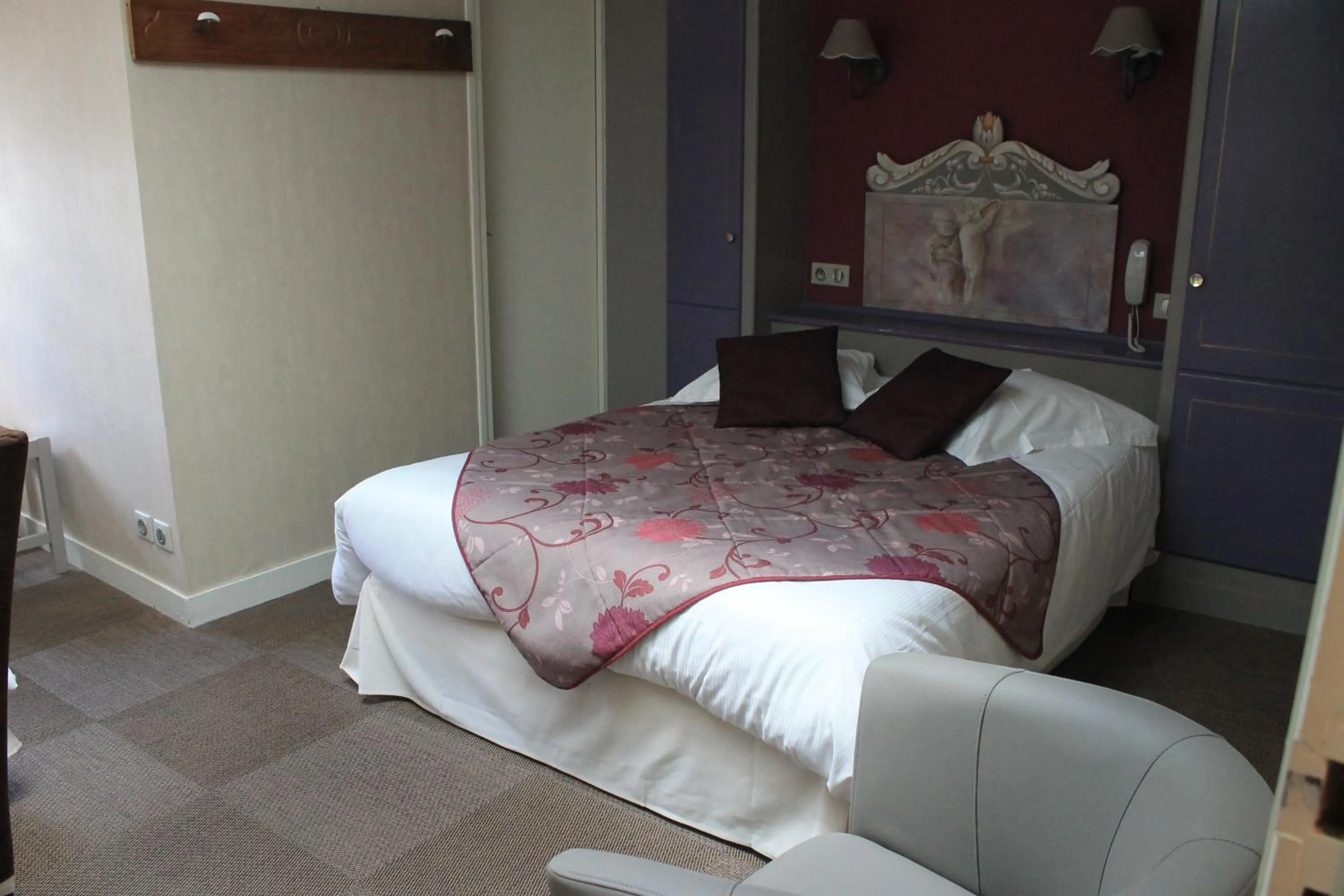 Photo of the whole room, Bed in Hôtel Restaurant Le Moulin de Saint Verand