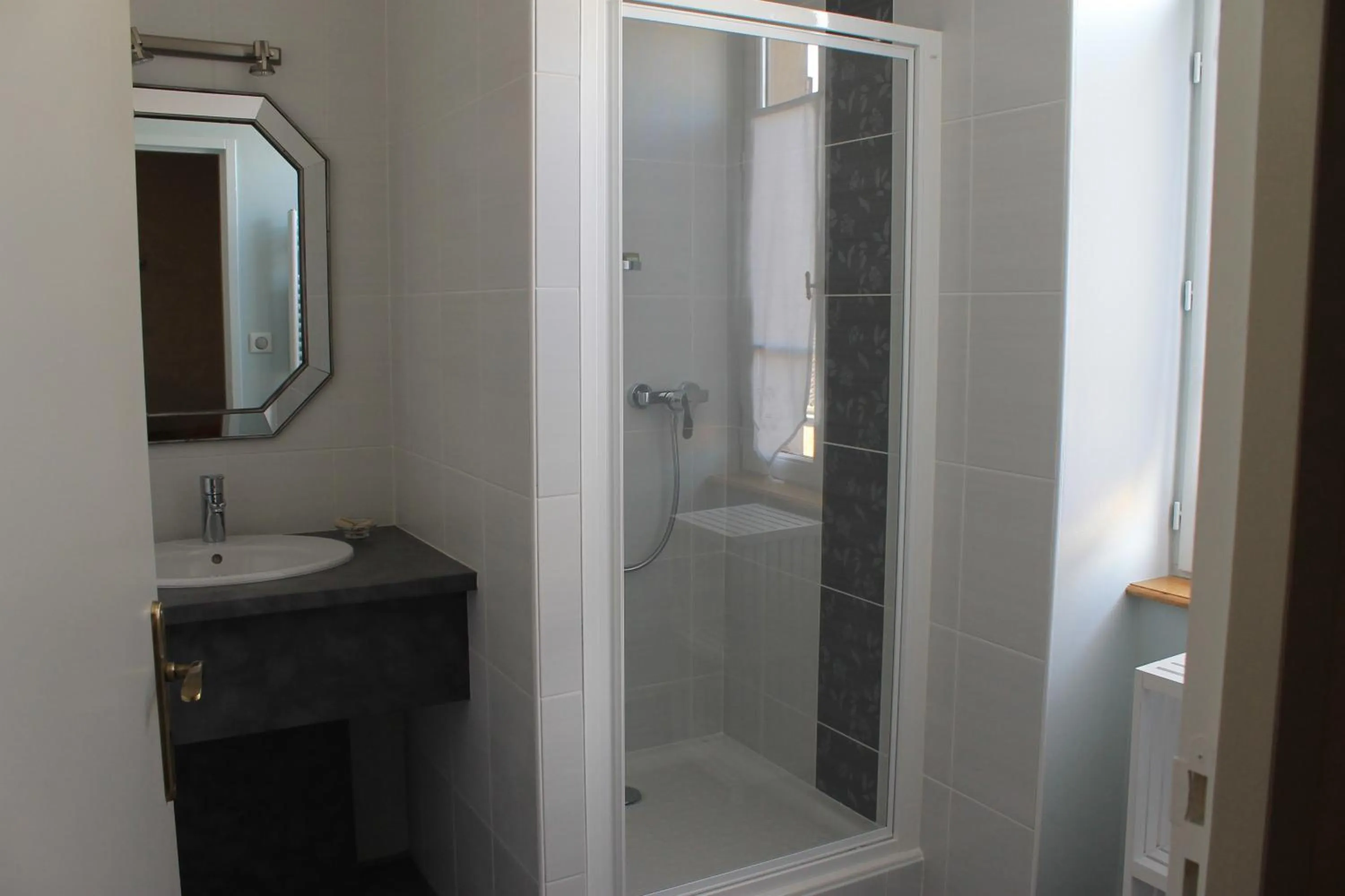 Bathroom in Hôtel Restaurant Le Moulin de Saint Verand