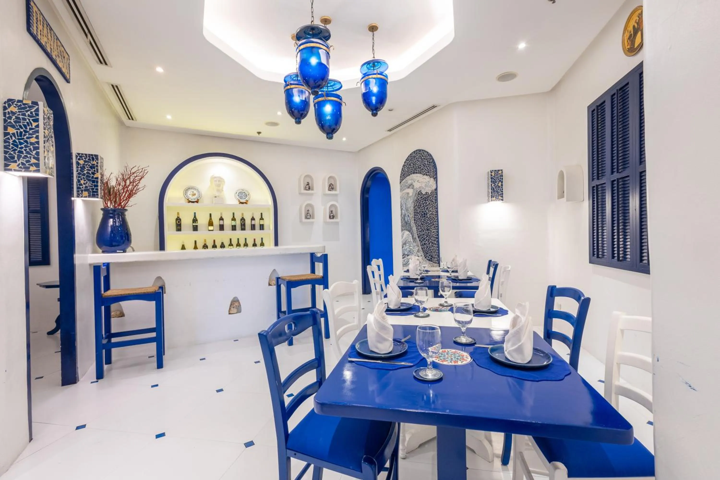 Restaurant/places to eat in The Alpha Suites