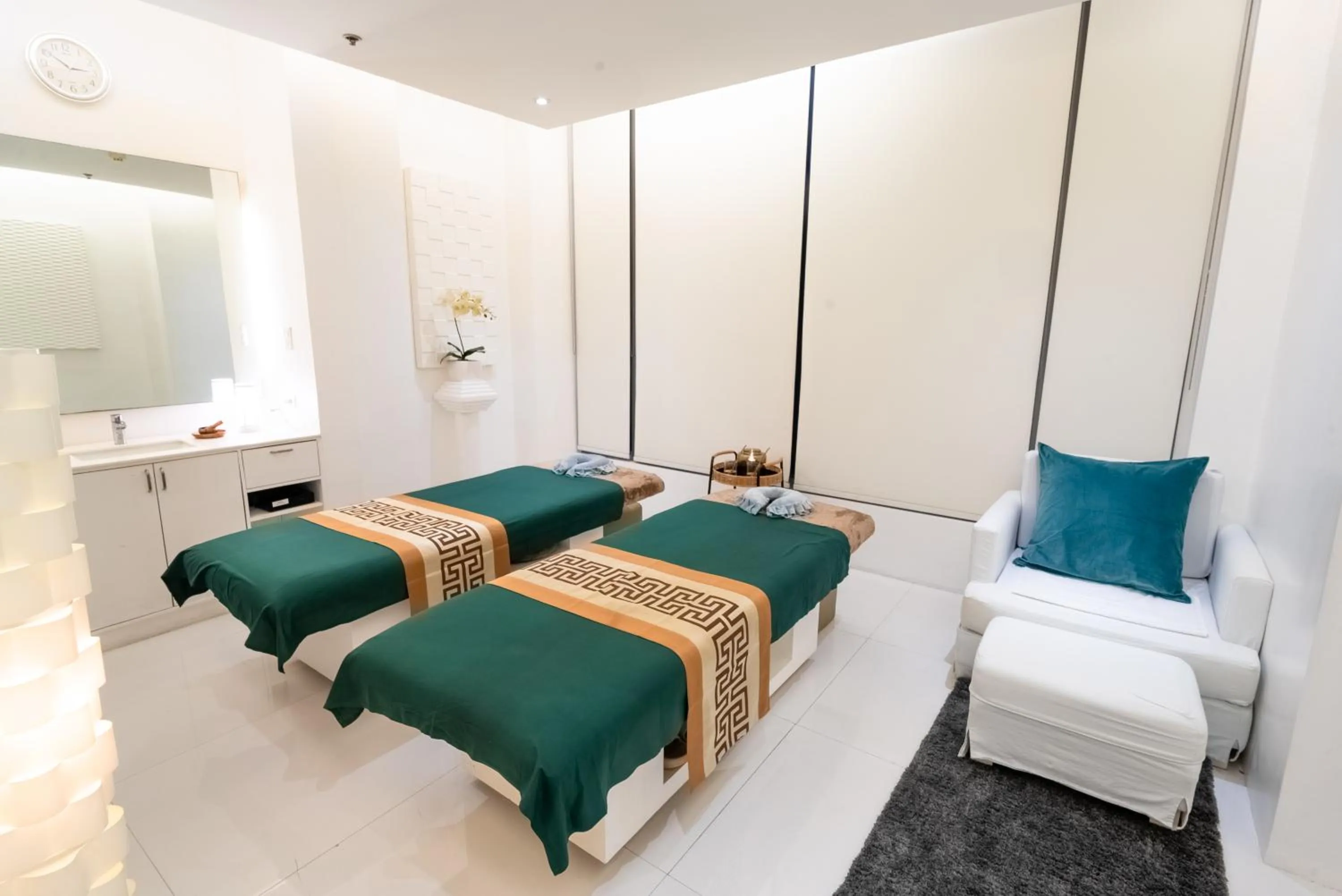 Spa and wellness centre/facilities, Bed in The Alpha Suites