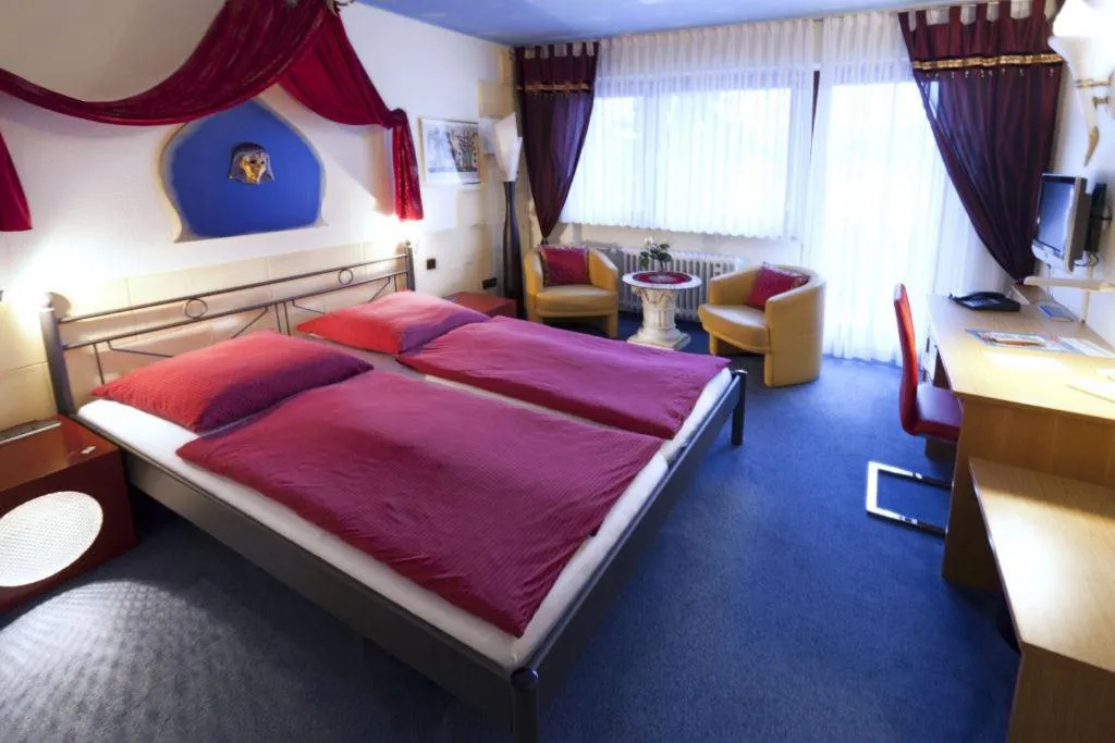 Photo of the whole room, Bed in Themen Hotel Terrassen Cafe