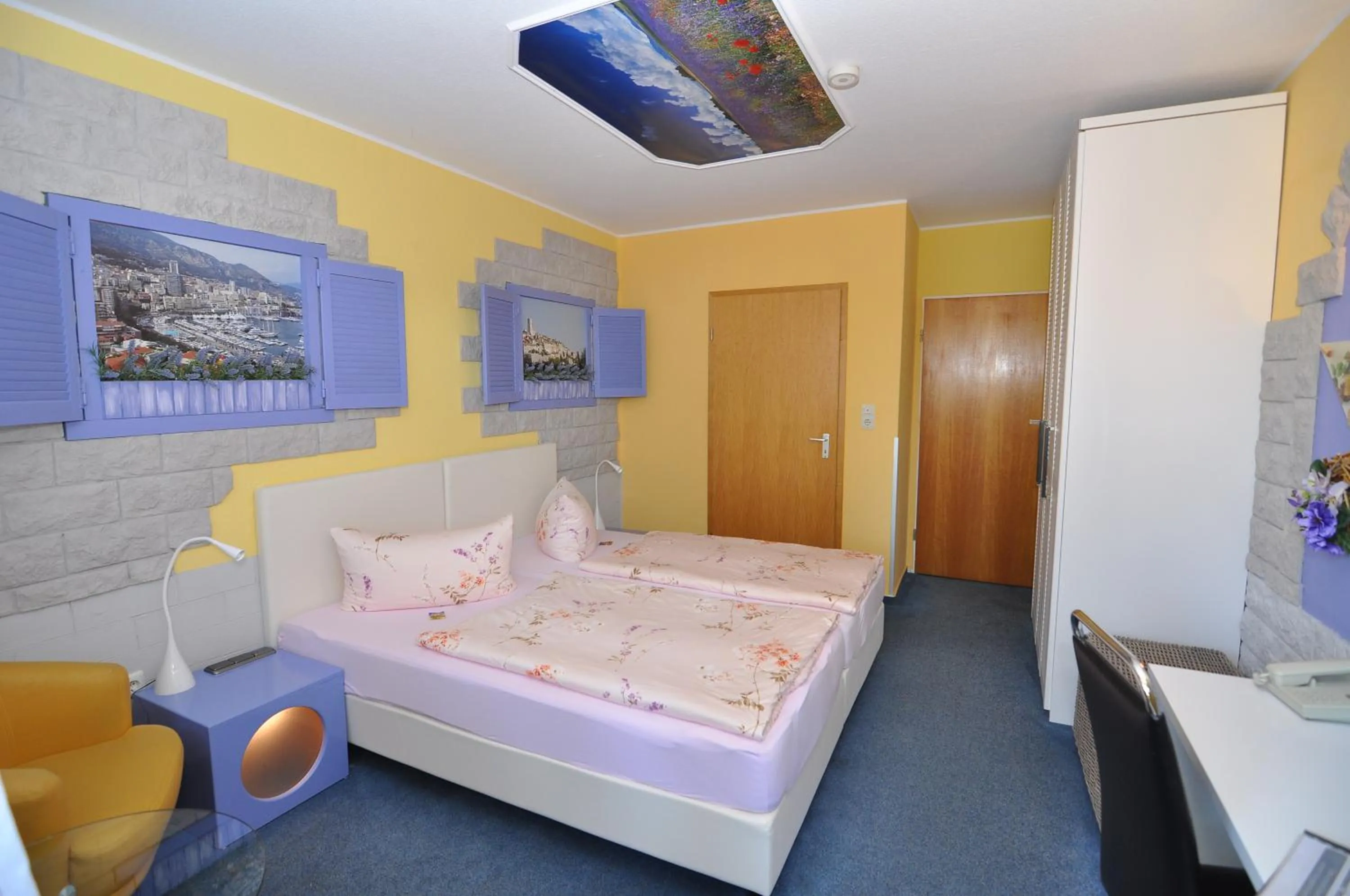 Photo of the whole room, Bed in Themen Hotel Terrassen Cafe