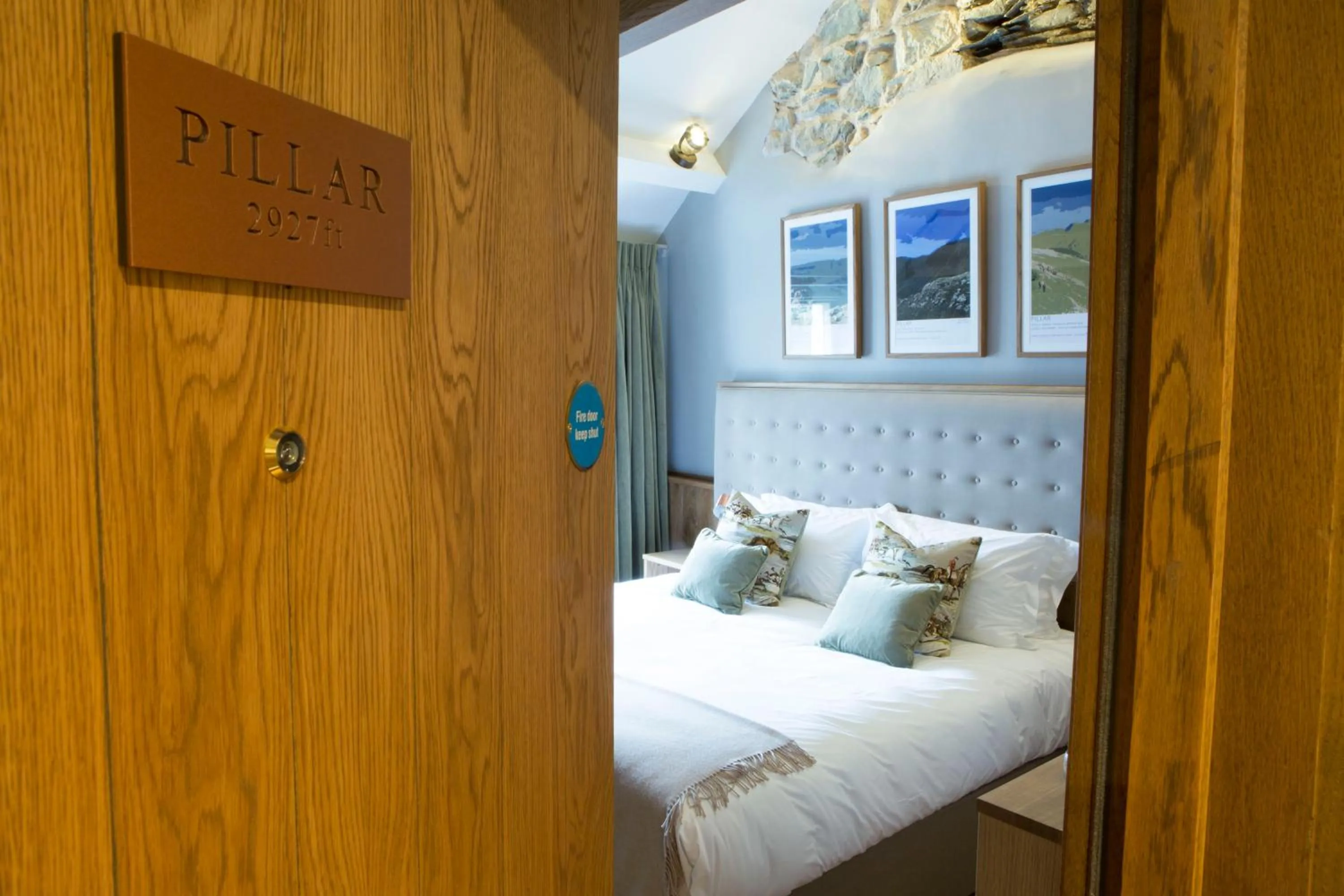 Photo of the whole room, Bed in The Queen's Head Hotel