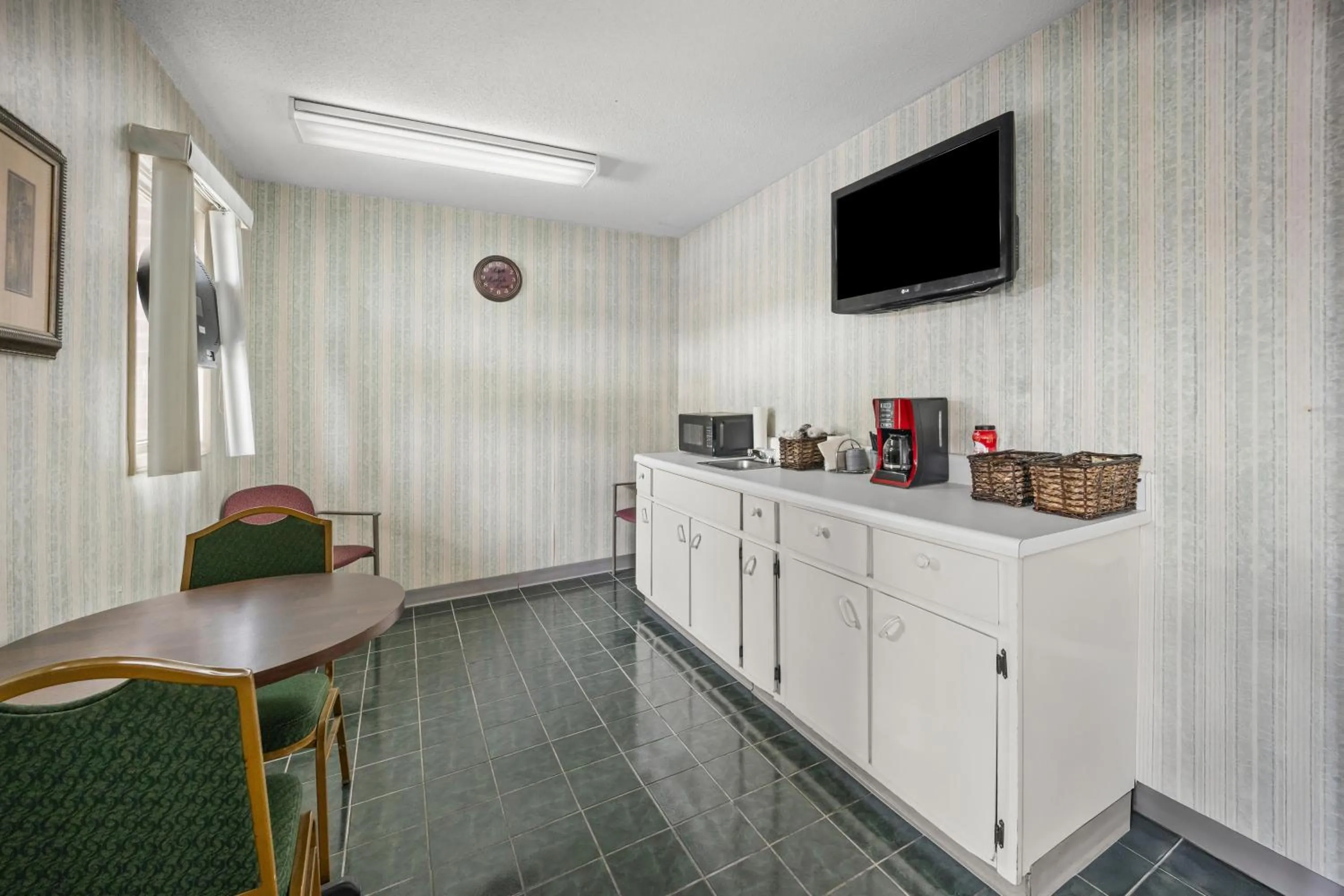 Coffee/tea facilities in Americas Best Value Inn - Roxboro