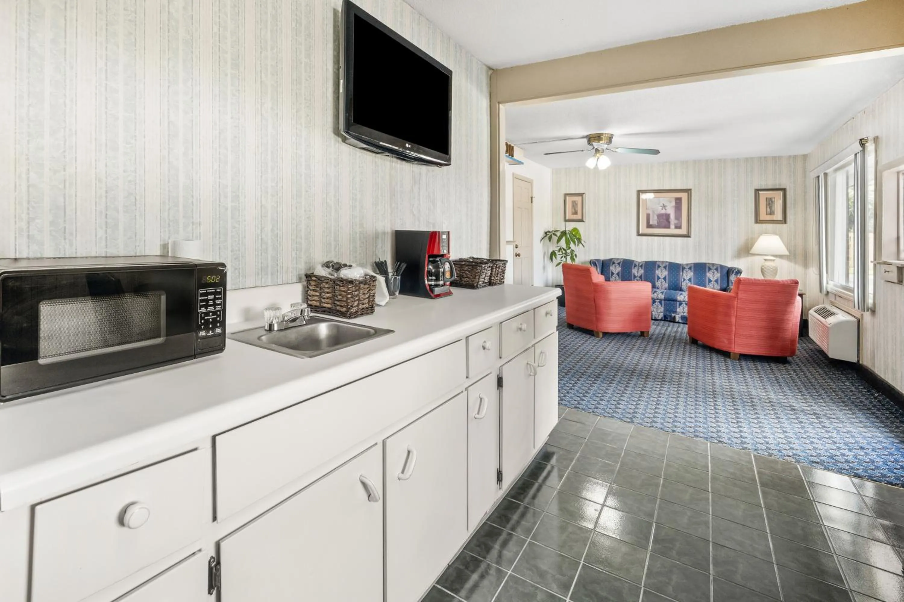 Coffee/tea facilities in Americas Best Value Inn - Roxboro