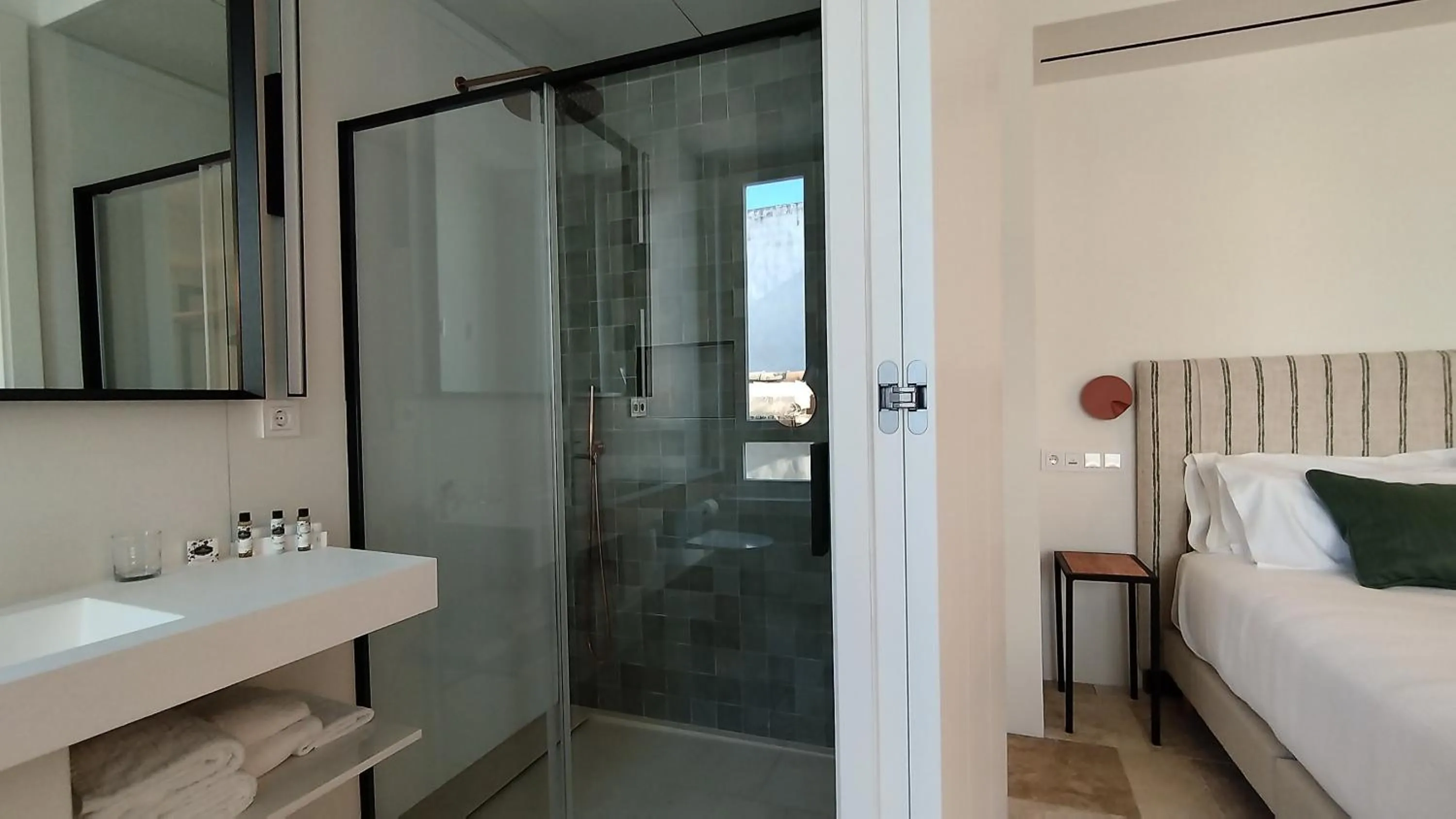 Bathroom, Bed in Hotel Viento10