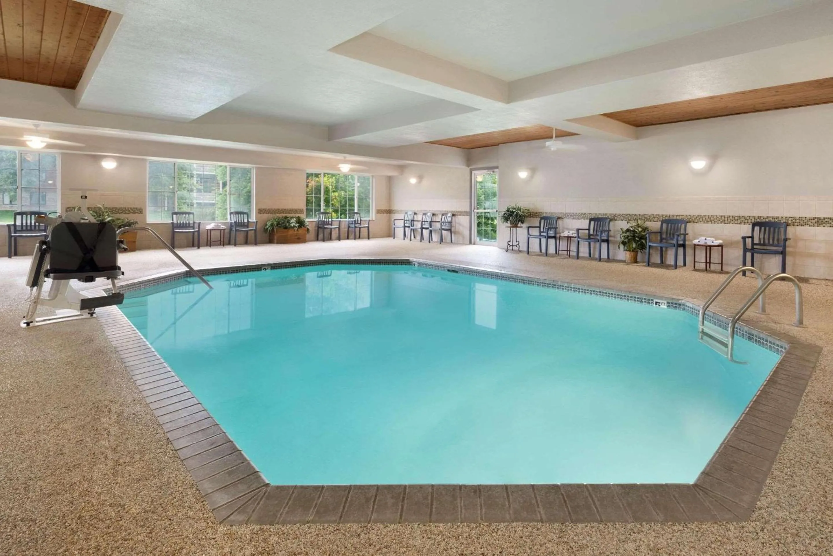 Swimming pool in Country Inn & Suites by Radisson, Minneapolis-Shakopee