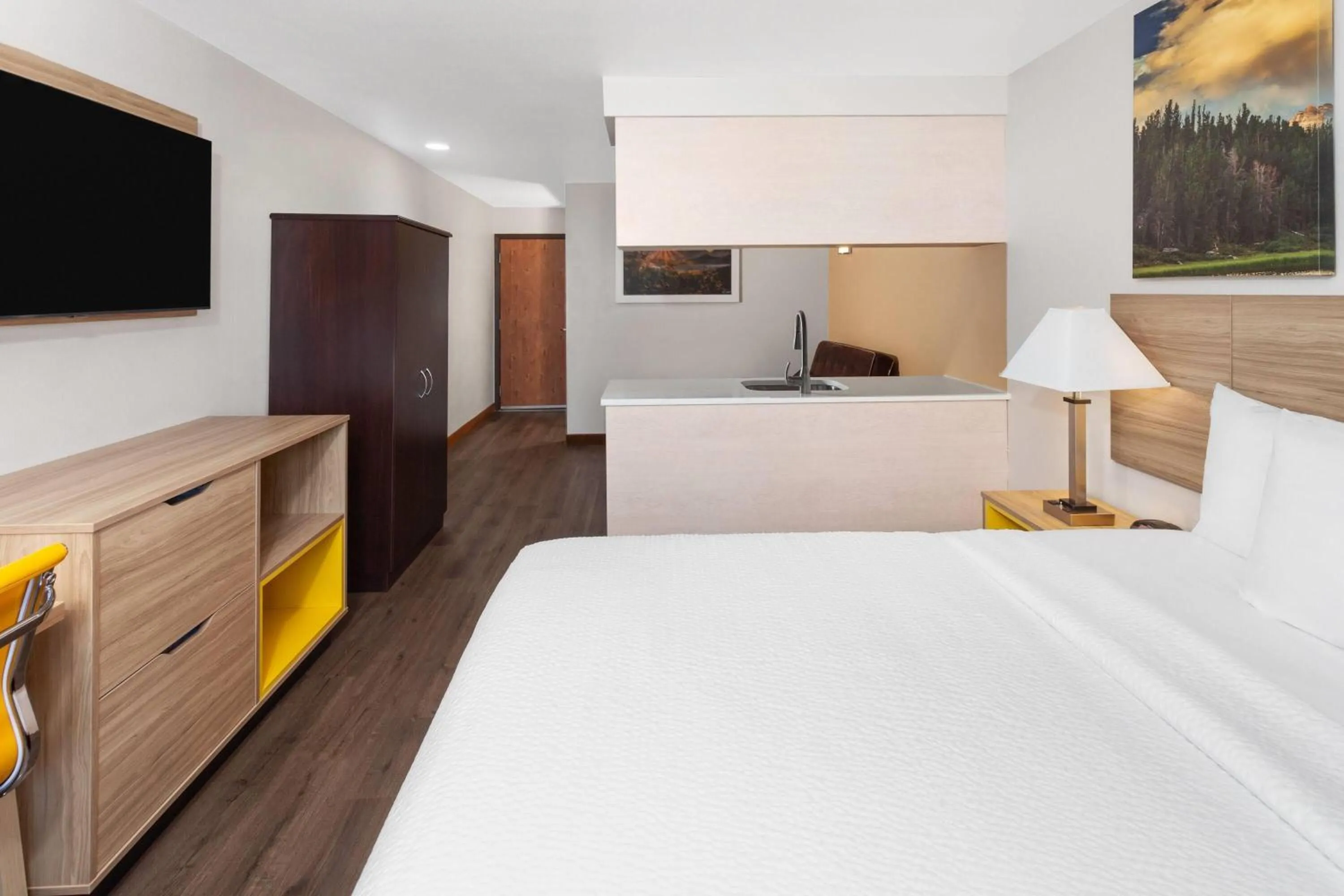 Photo of the whole room, Bed in Days Inn & Suites by Wyndham Spokane Airport Airway Heights