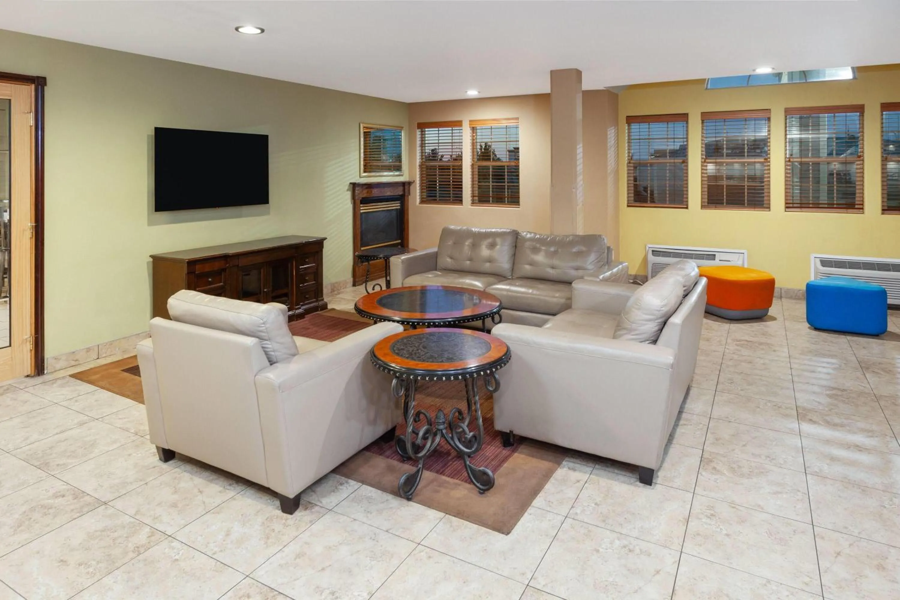 Lobby or reception in Days Inn & Suites by Wyndham Spokane Airport Airway Heights