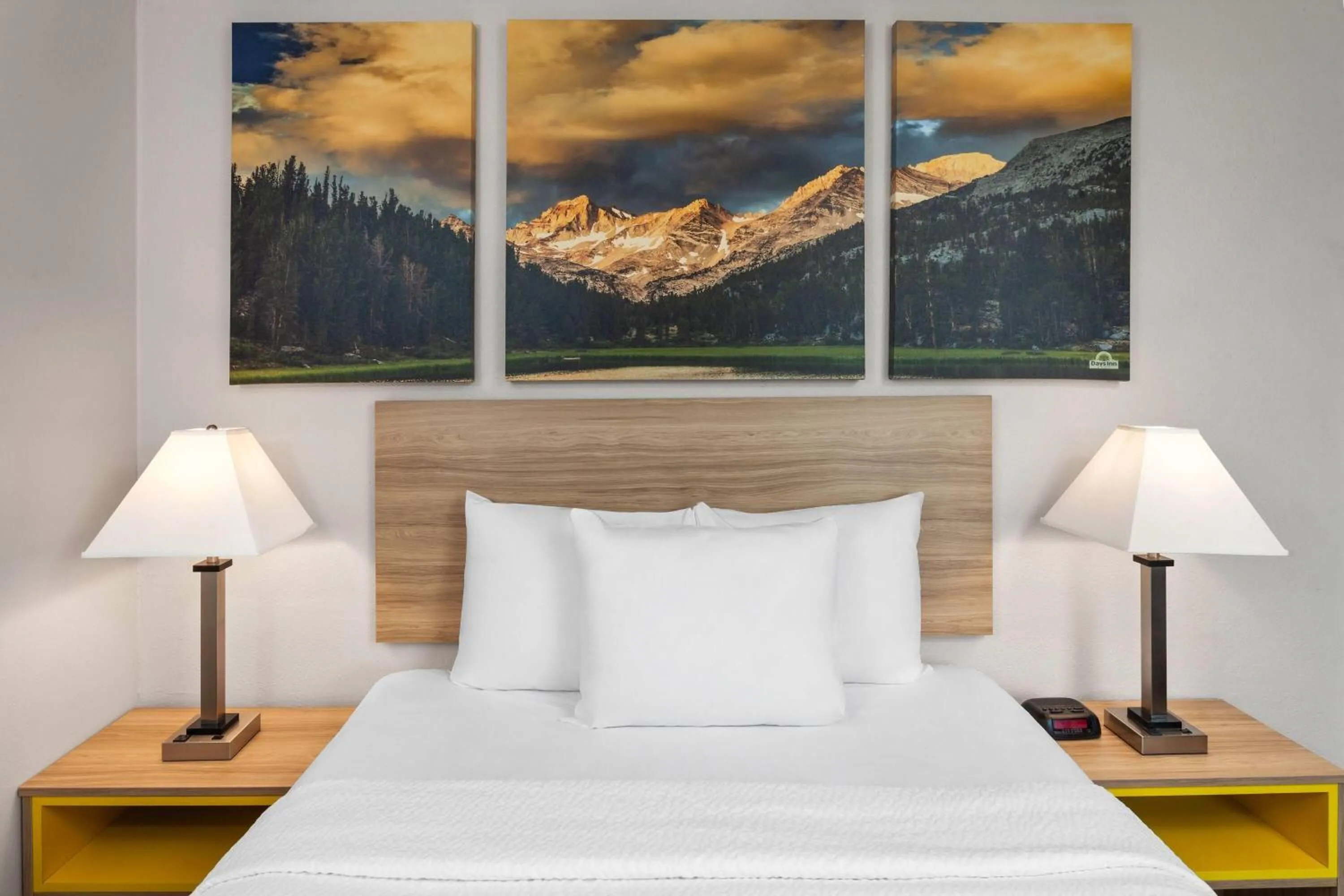 Photo of the whole room, Bed in Days Inn & Suites by Wyndham Spokane Airport Airway Heights