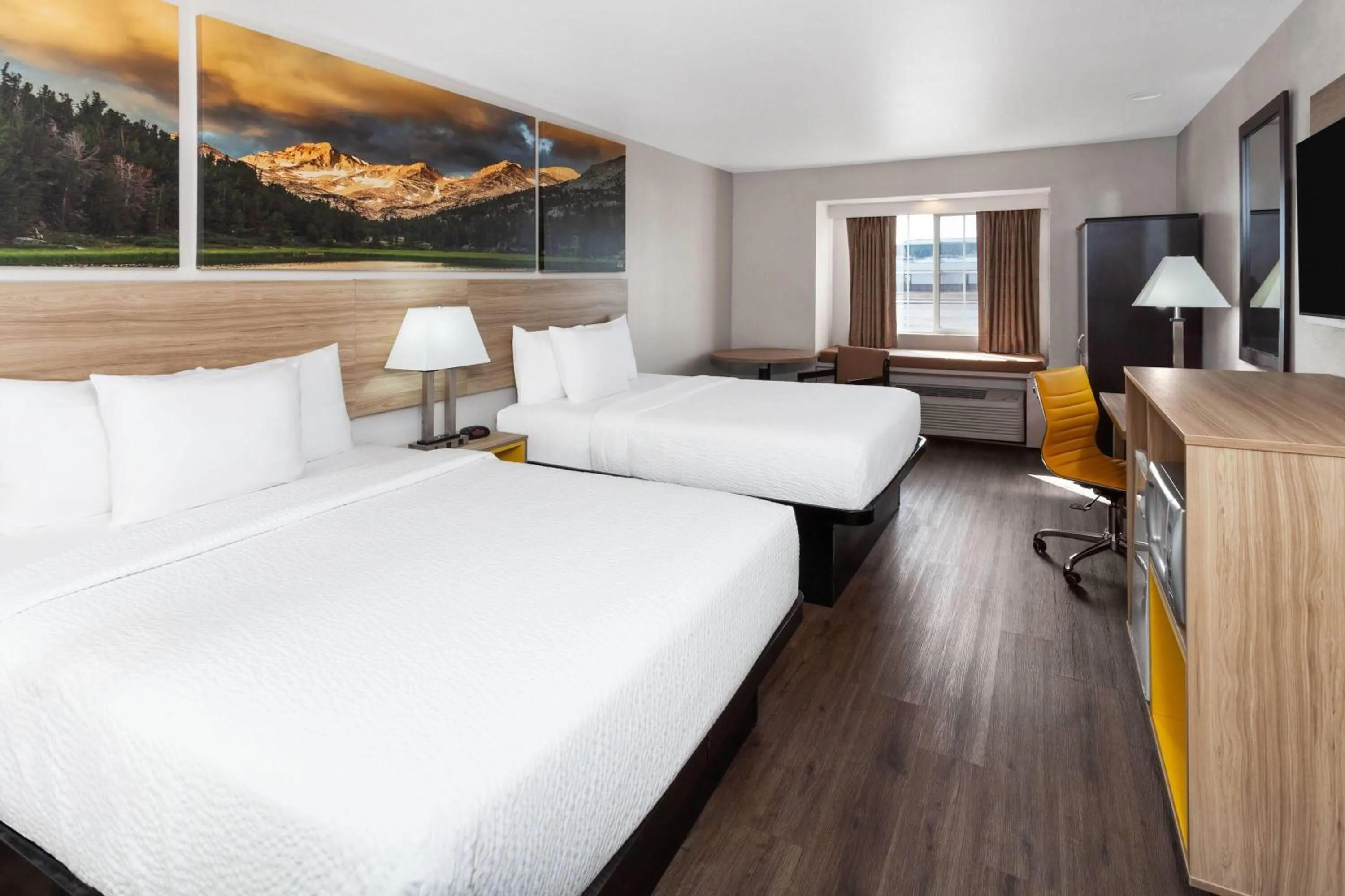 Photo of the whole room, Bed in Days Inn & Suites by Wyndham Spokane Airport Airway Heights