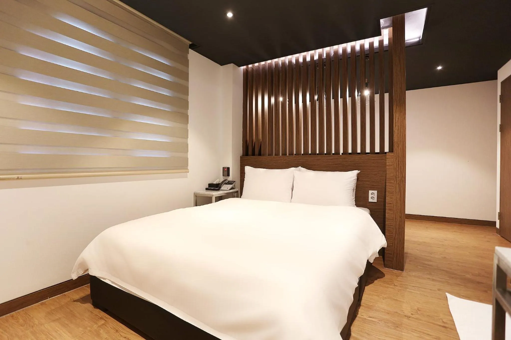 Property building, Bed in Louis Hotel