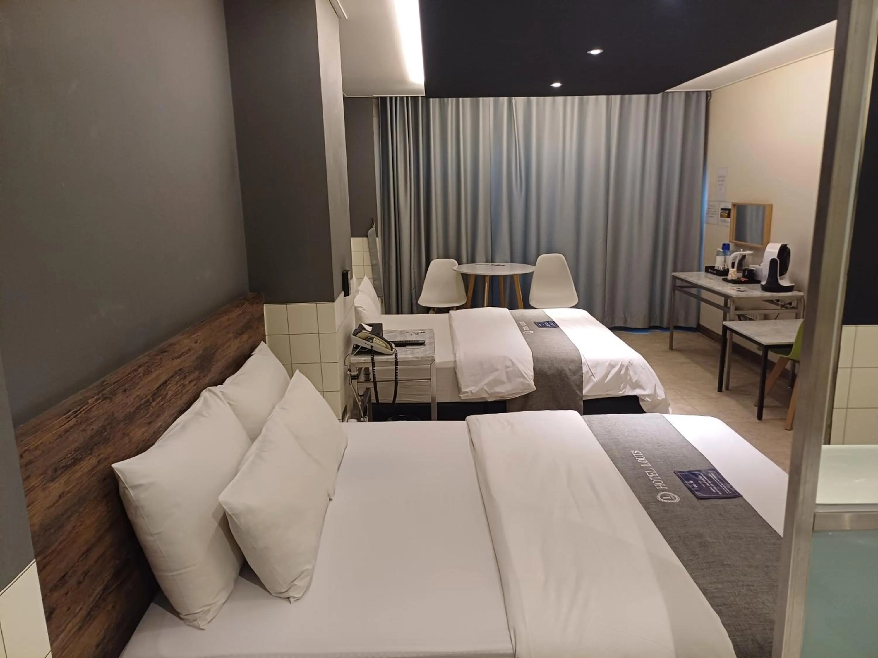 Bedroom, Bed in Louis Hotel