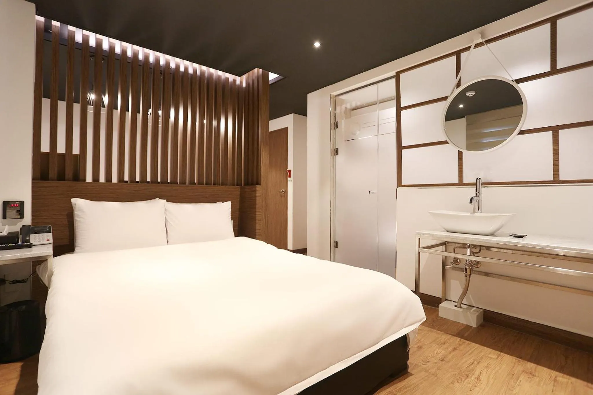 Property building, Bed in Louis Hotel