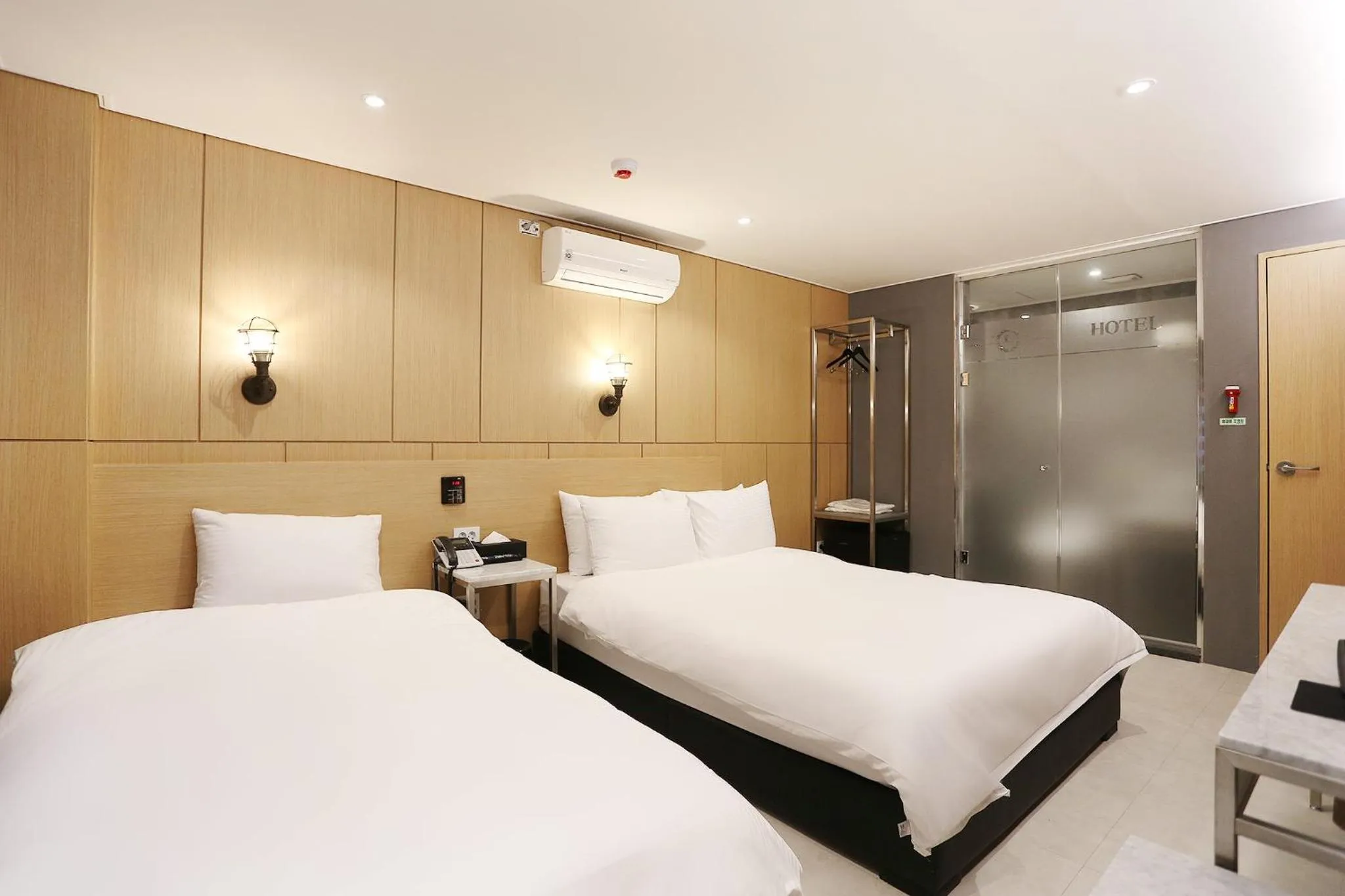 Property building, Bed in Louis Hotel