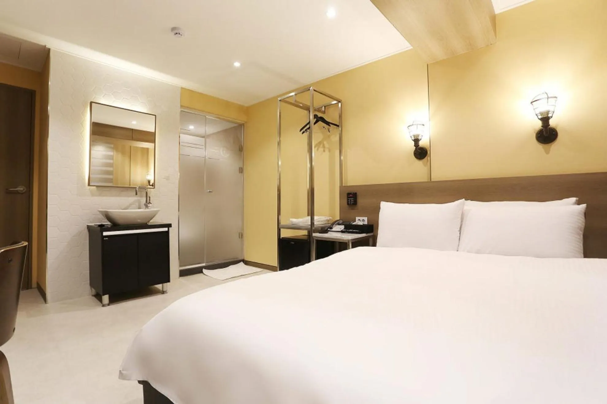 Property building, Bed in Louis Hotel