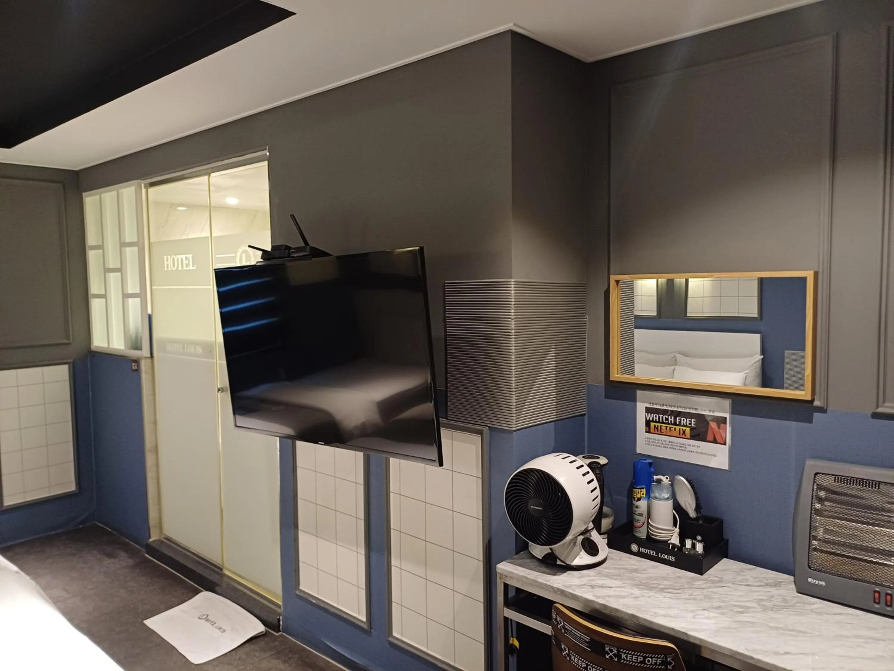 TV and multimedia in Louis Hotel