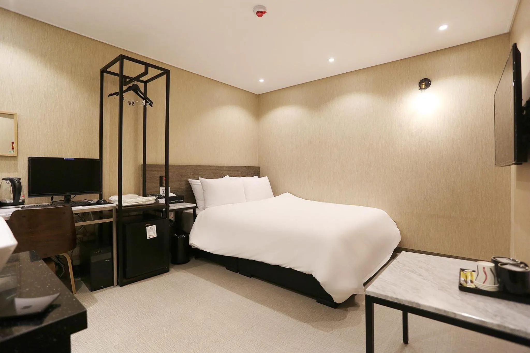 Property building, Bed in Louis Hotel