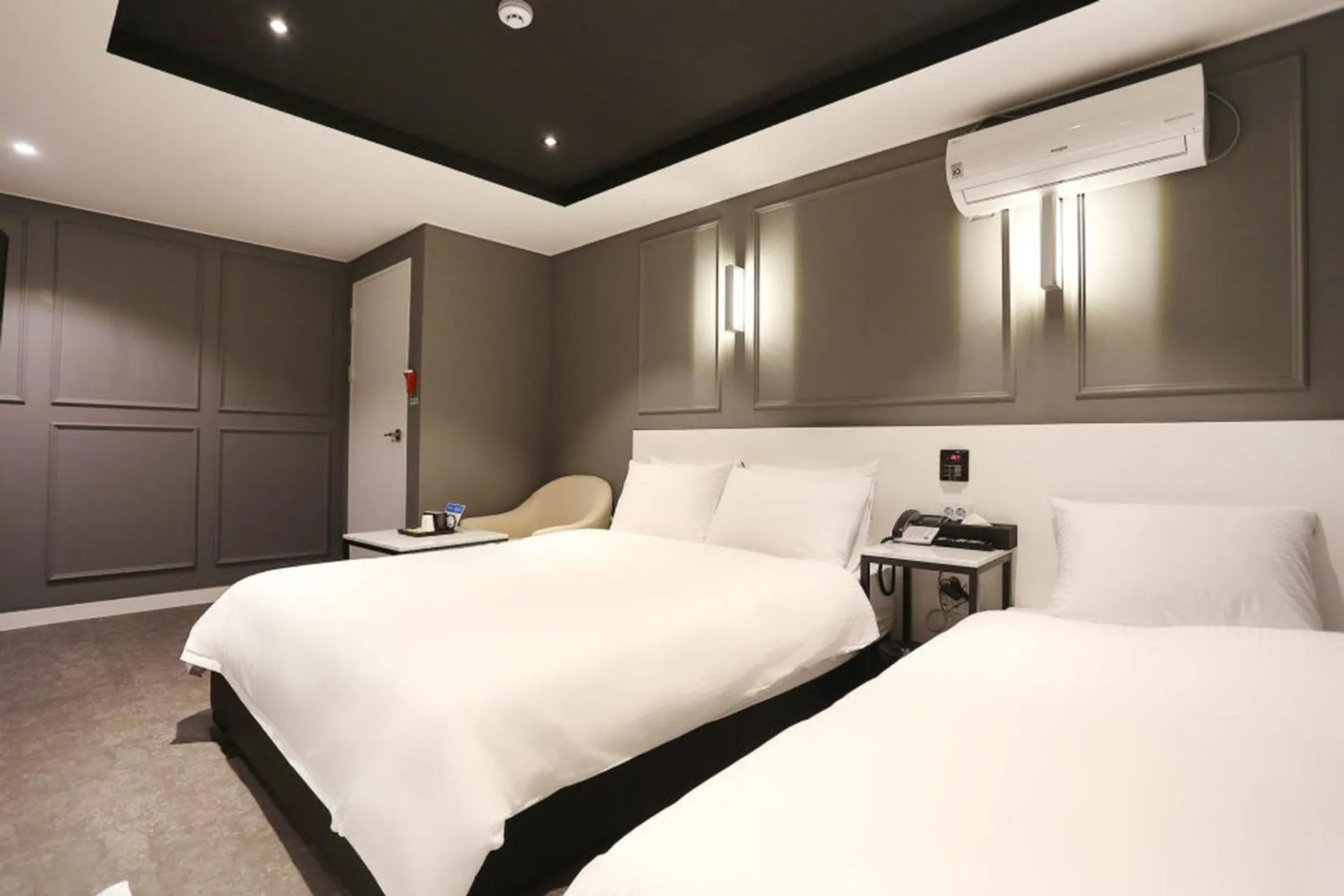 Property building, Bed in Louis Hotel