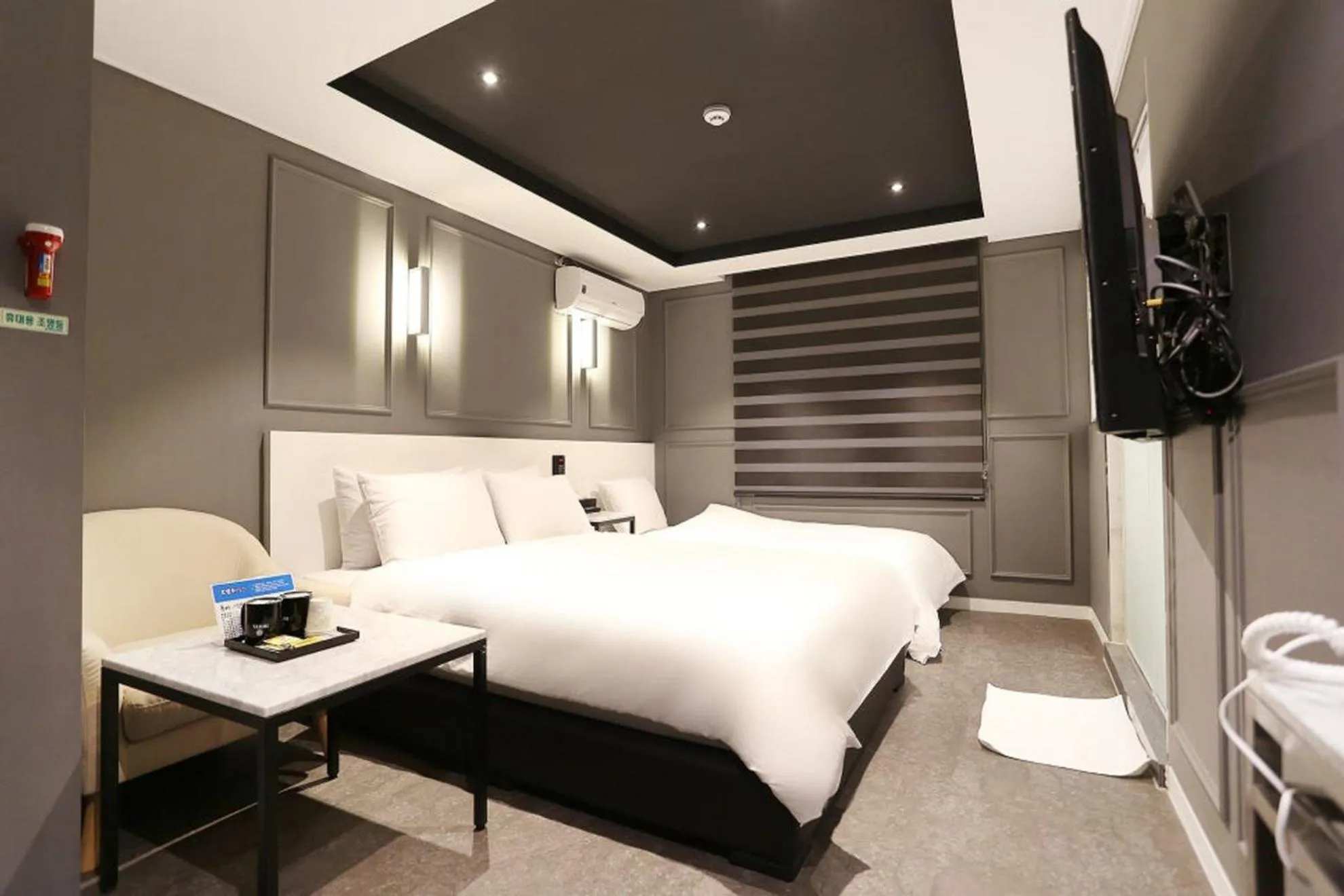 Property building, Bed in Louis Hotel
