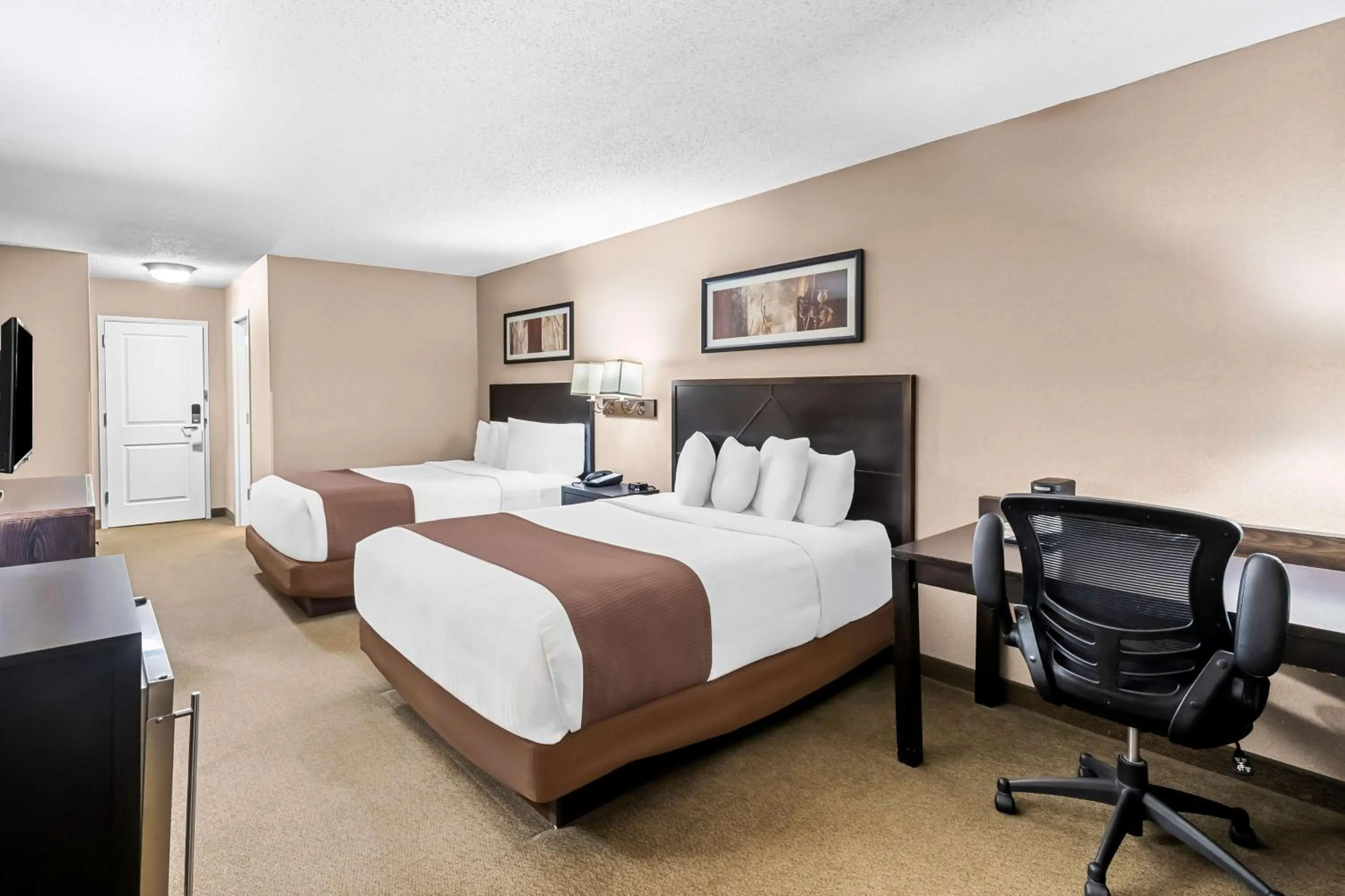 Bedroom, Bed in Heartland Inn & Suites, SureStay Collection by Best Western