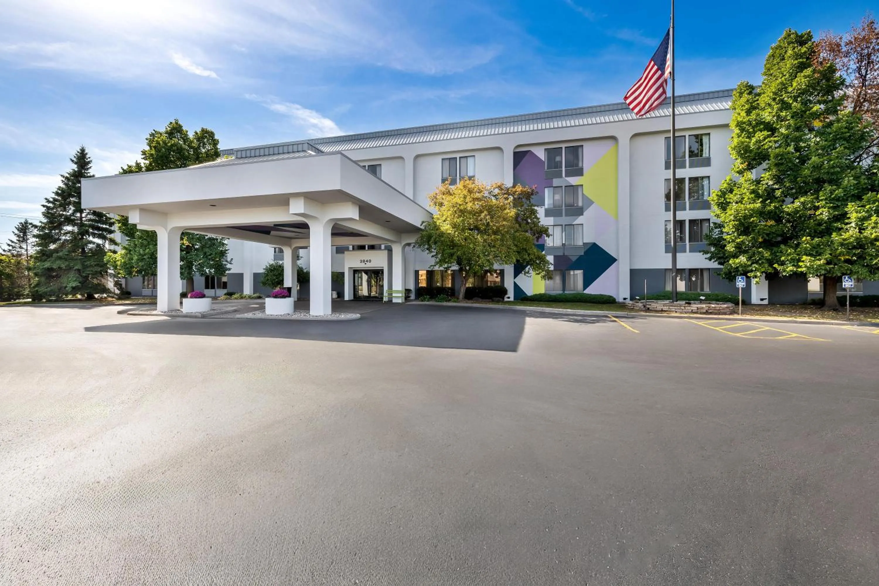 Property building in Spark by Hilton Green Bay