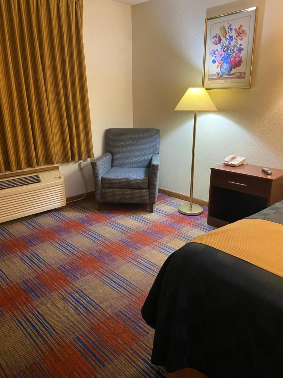 Bed in Americas Best Value Inn Champaign