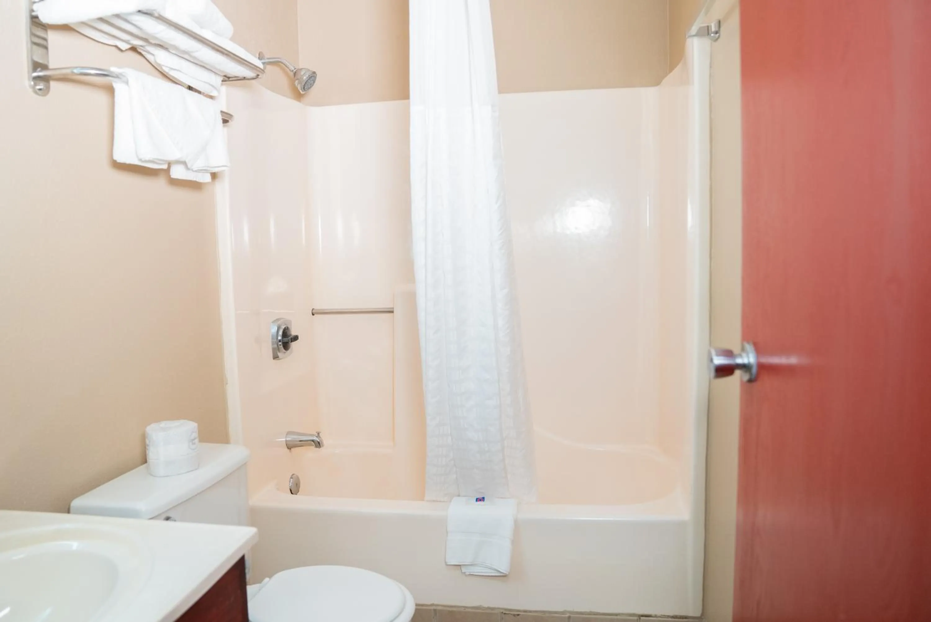 Bathroom in Motel 6 Litchfield, IL