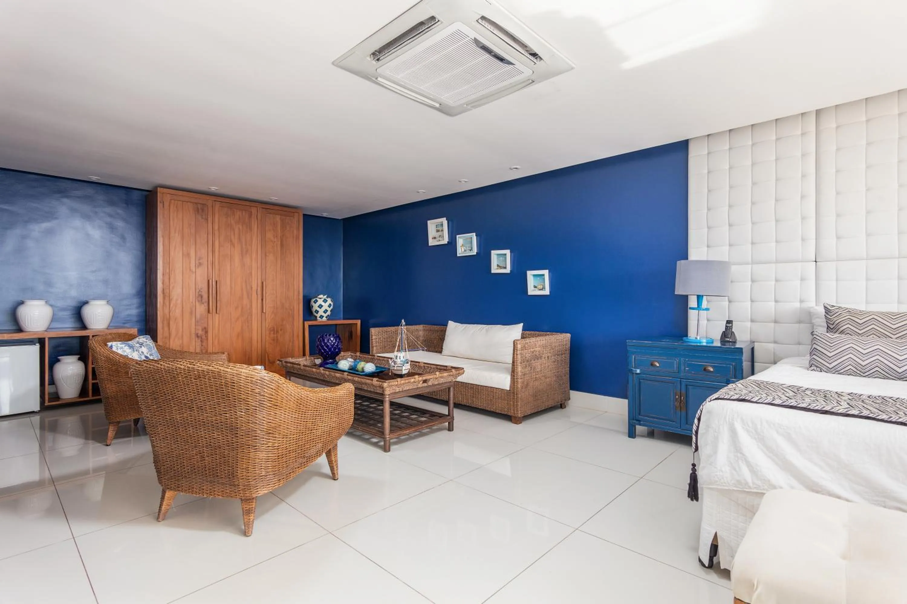 Communal lounge/ TV room in Costa do Sol Boutique Hotel