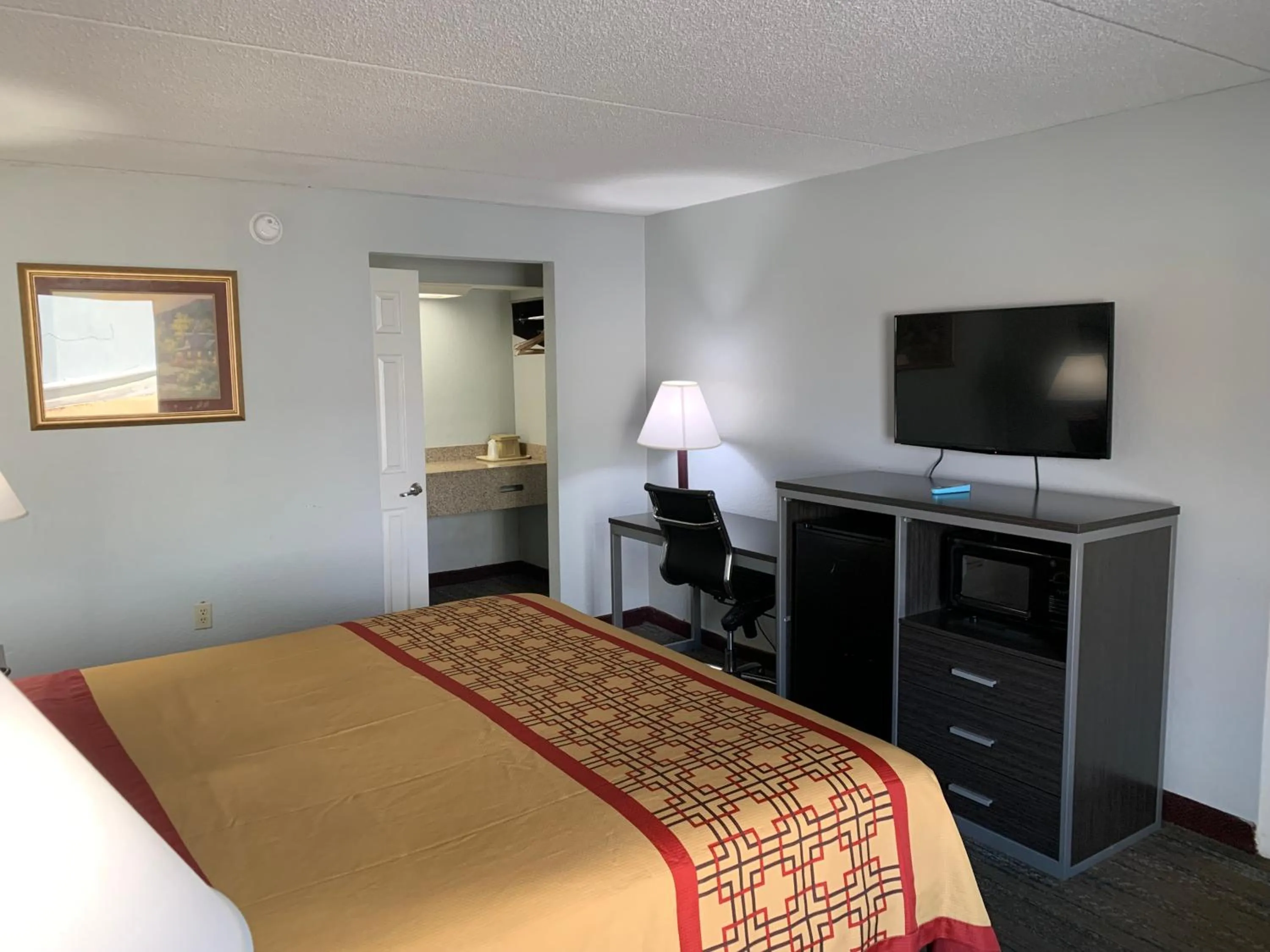 Bed in Pigeon Forge Parkway Inn