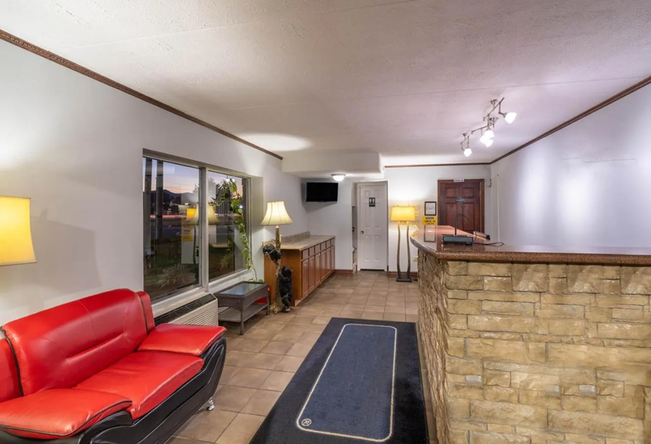 Property building in Pigeon Forge Parkway Inn