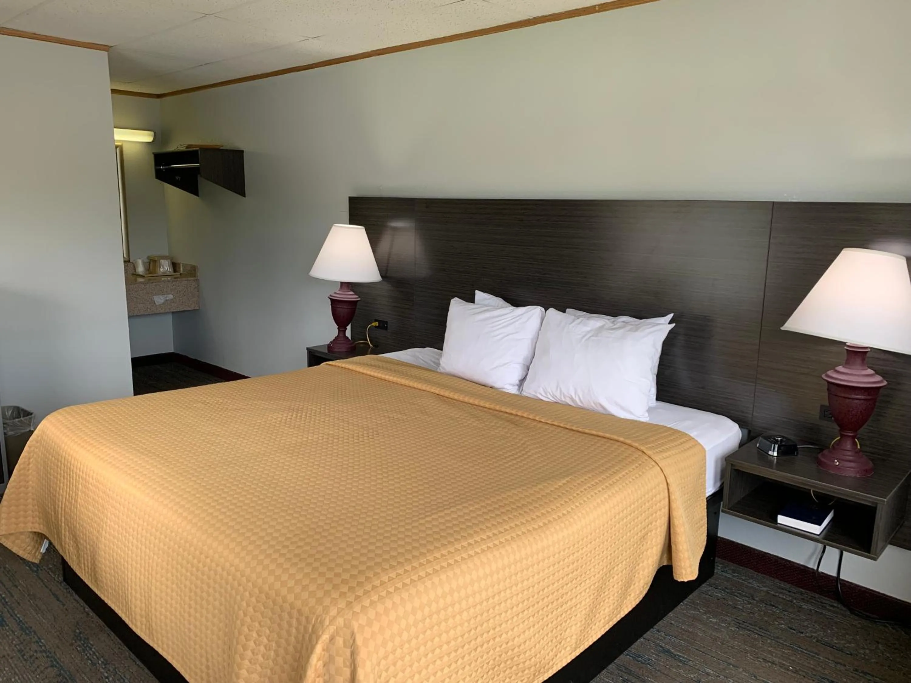 Bedroom, Bed in Pigeon Forge Parkway Inn