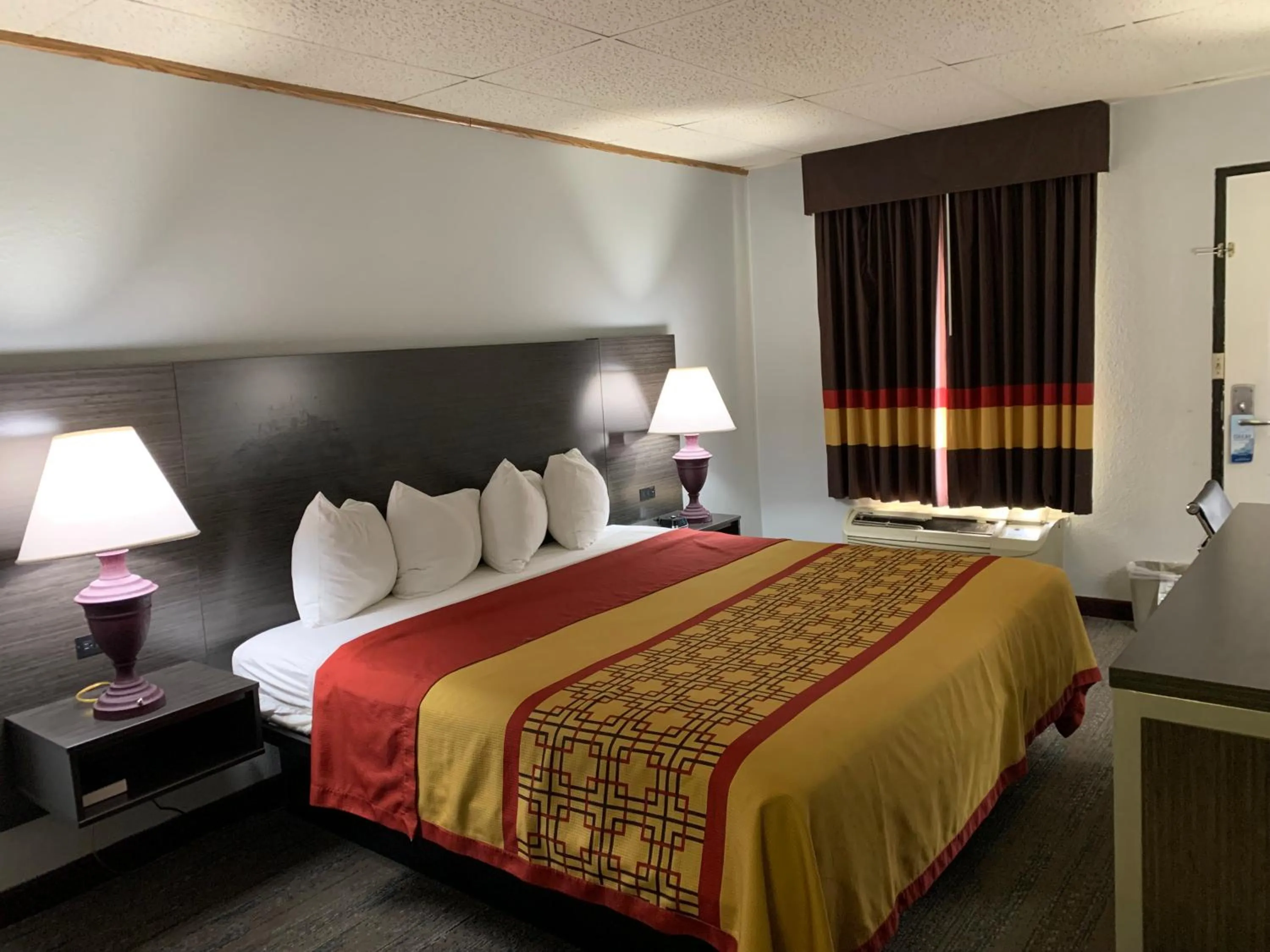 Bedroom, Bed in Pigeon Forge Parkway Inn