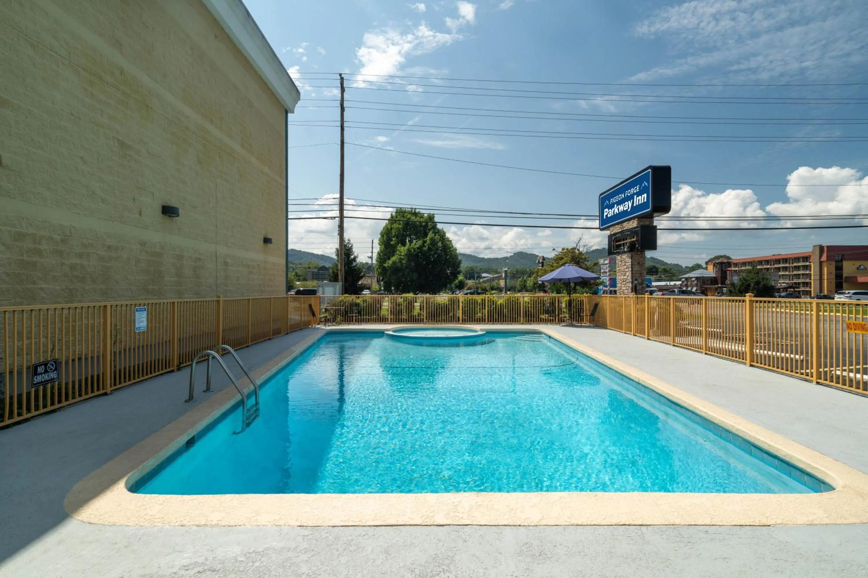 Swimming pool in Pigeon Forge Parkway Inn