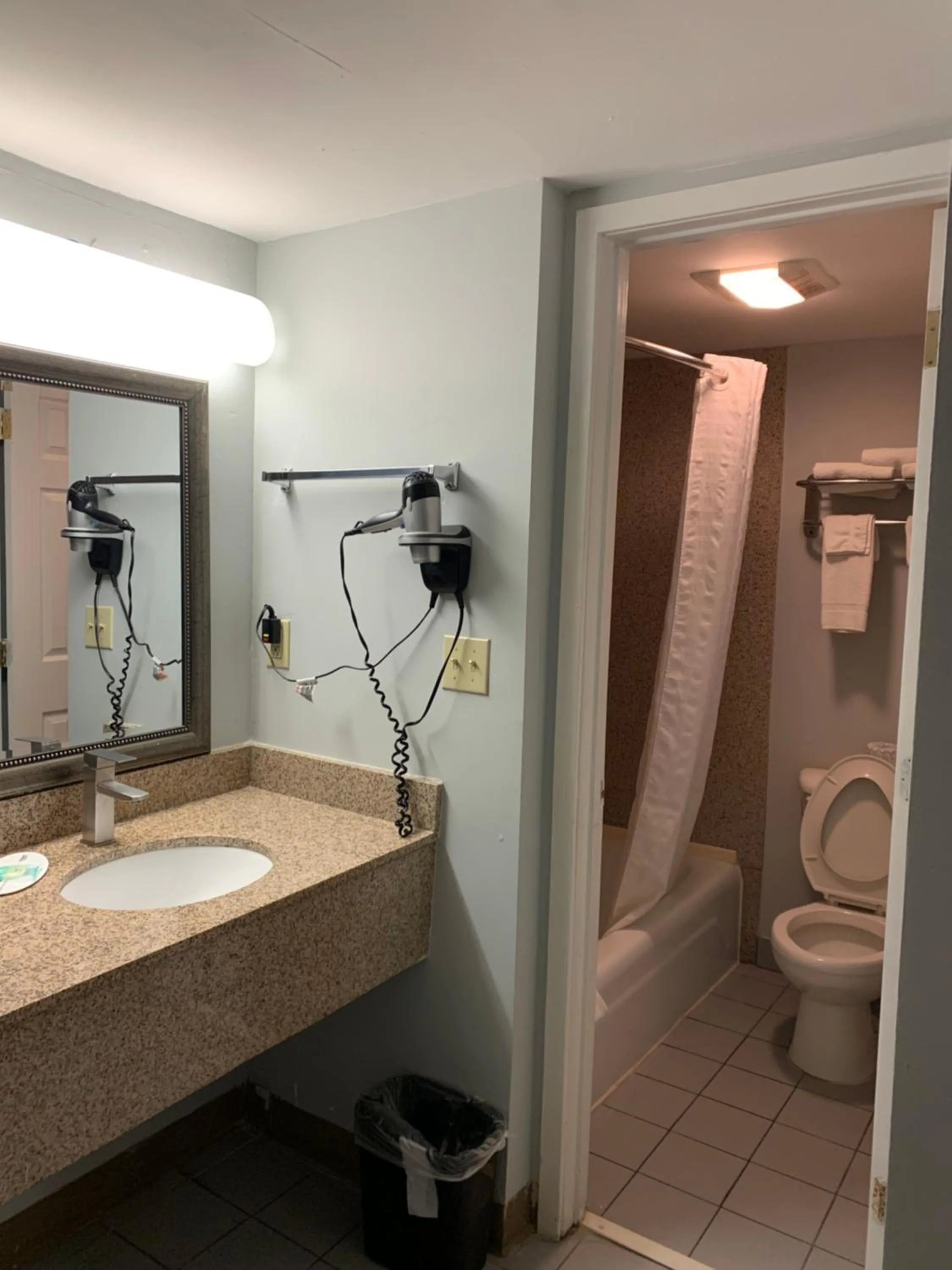 Bathroom in Pigeon Forge Parkway Inn