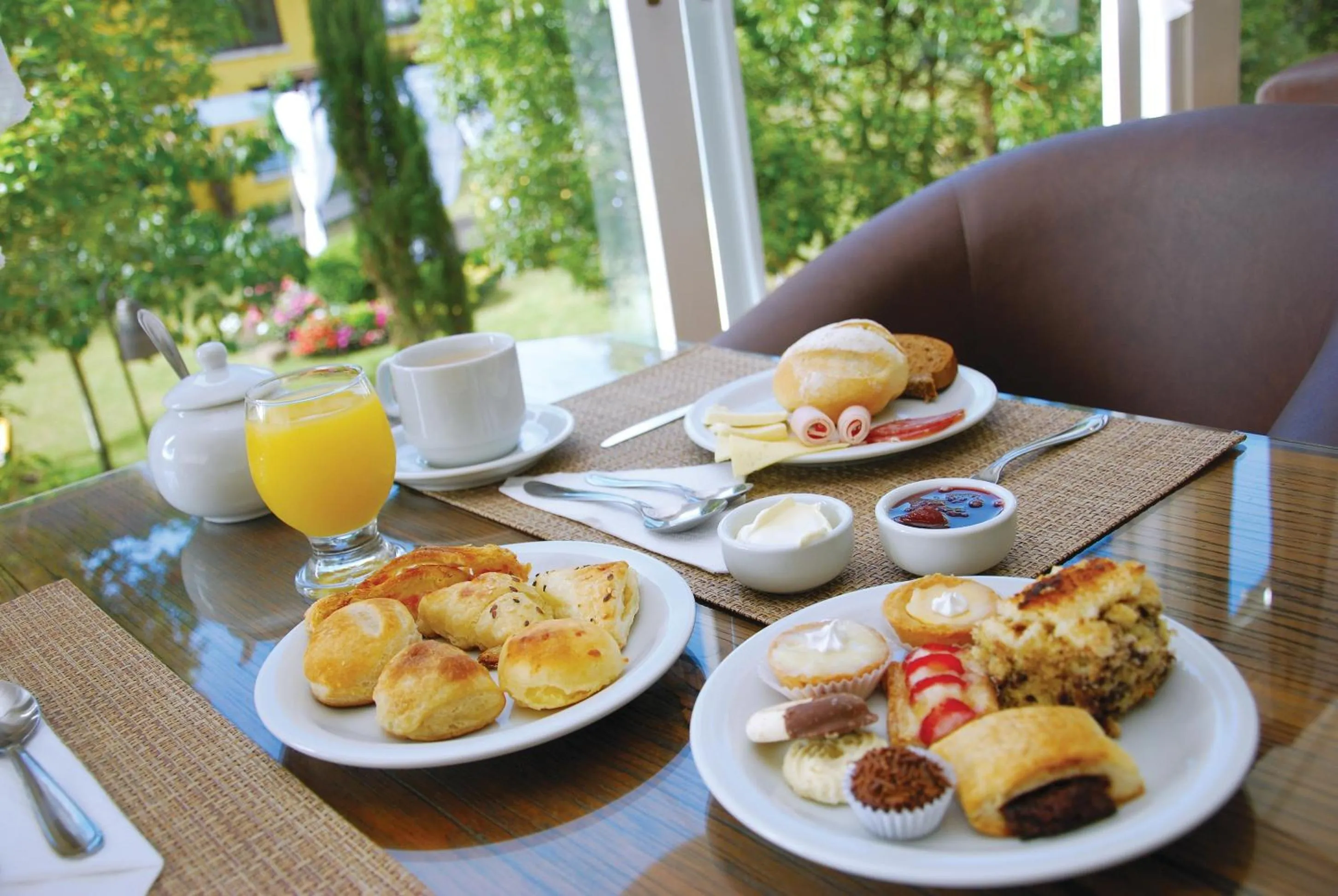 Restaurant/places to eat in Pousada Borô