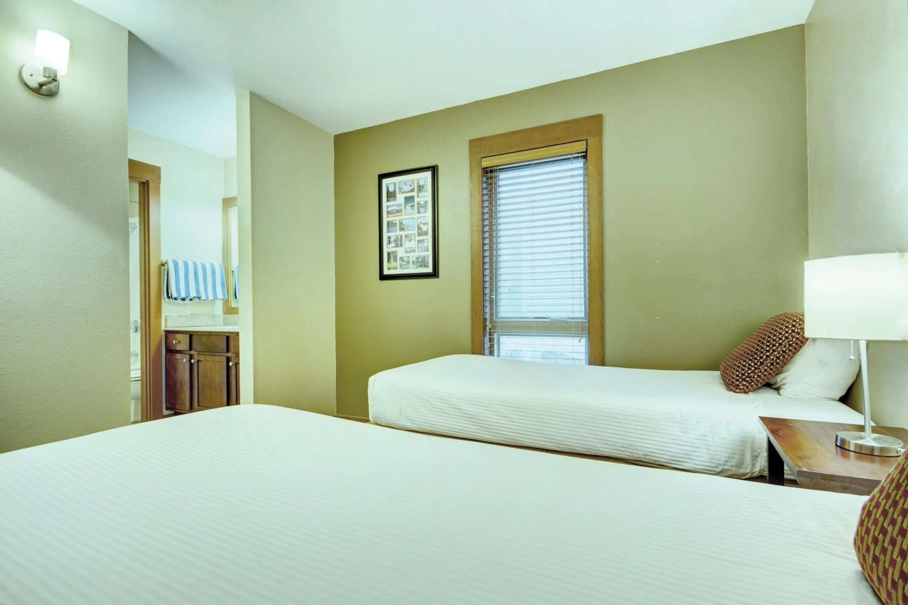 Photo of the whole room, Bed in Seventh Mountain Resort