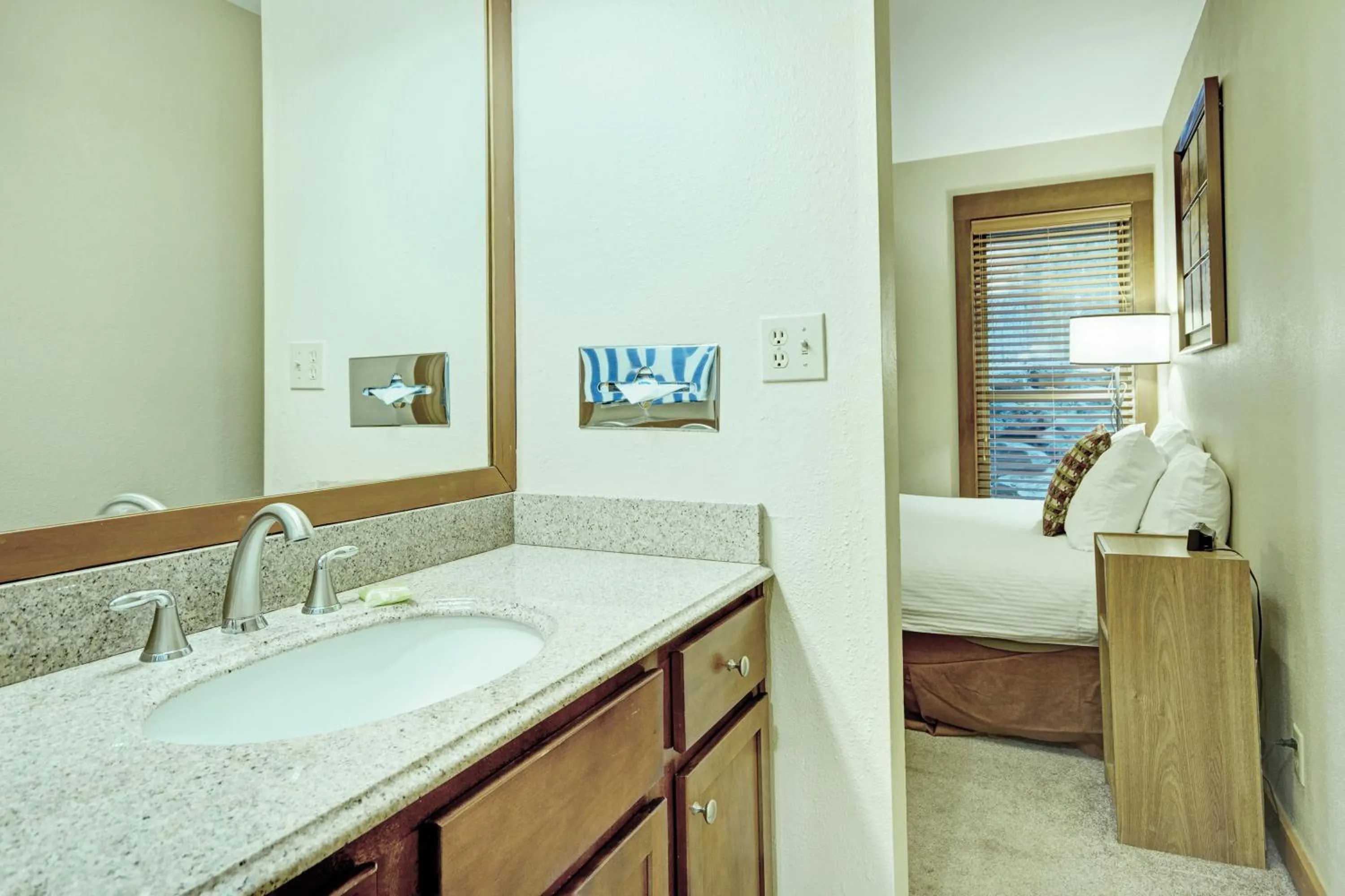 Bathroom, Bed in Seventh Mountain Resort