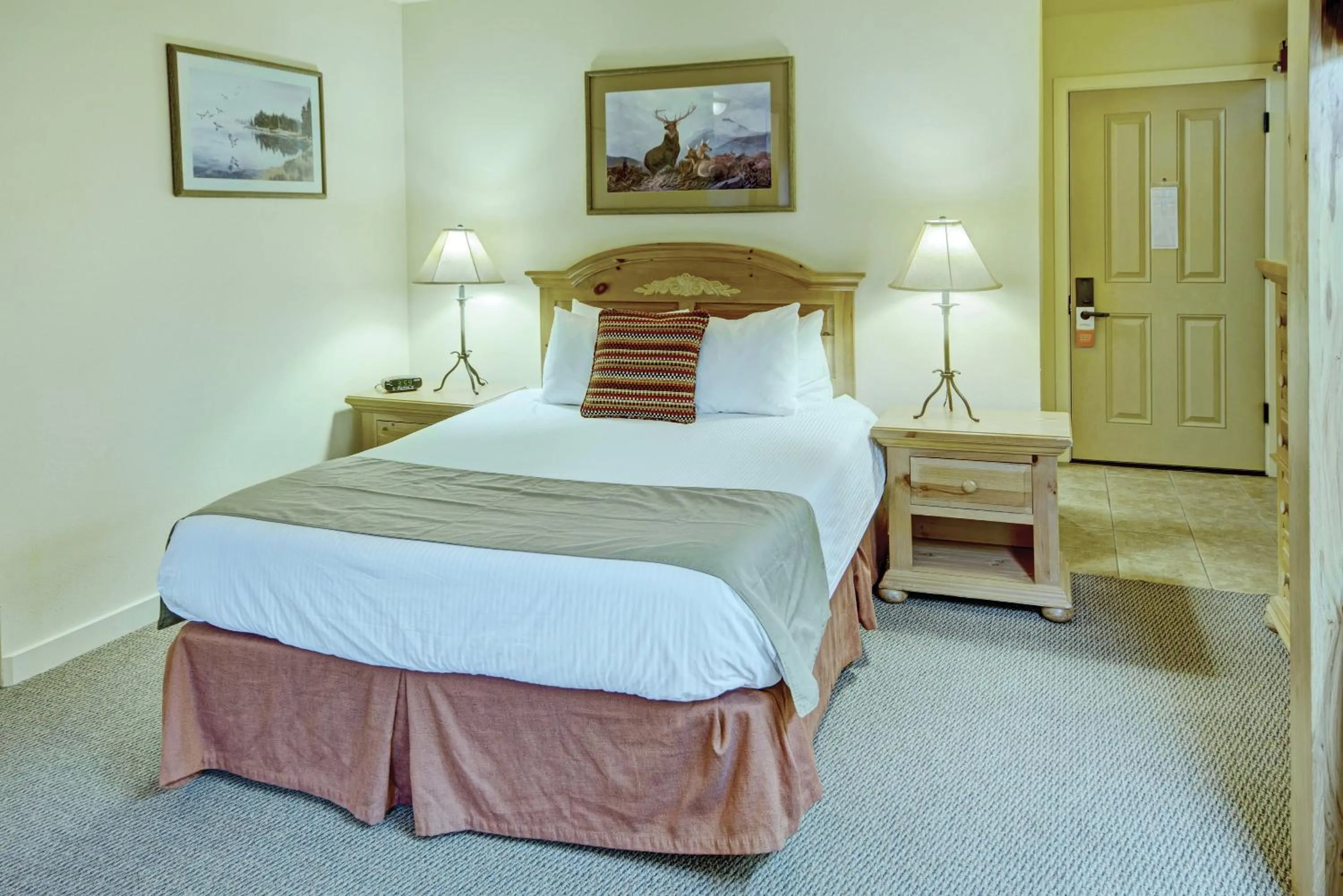 Photo of the whole room, Bed in Seventh Mountain Resort
