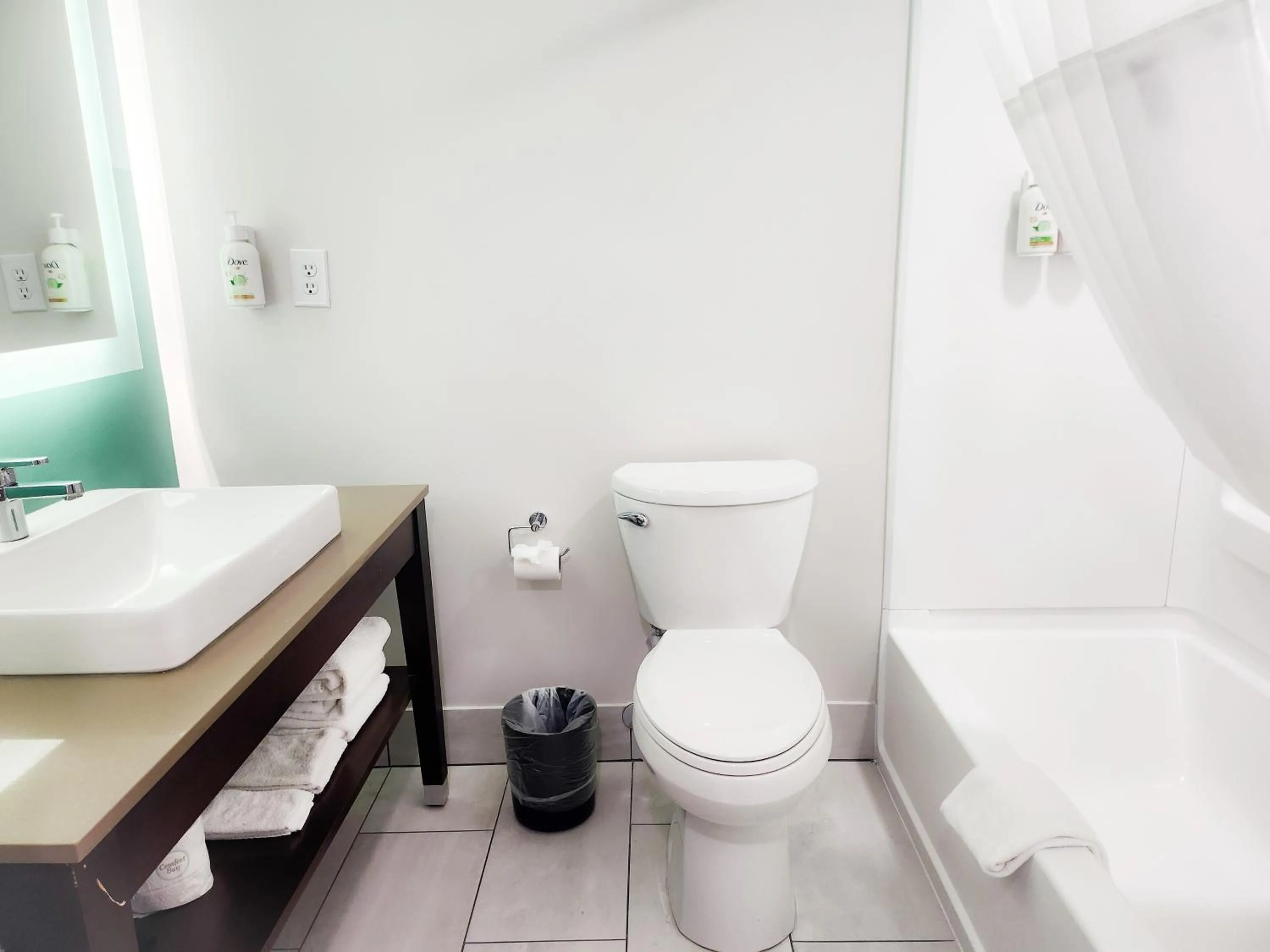 Bathroom in Wingate by Wyndham Matthews - Charlotte