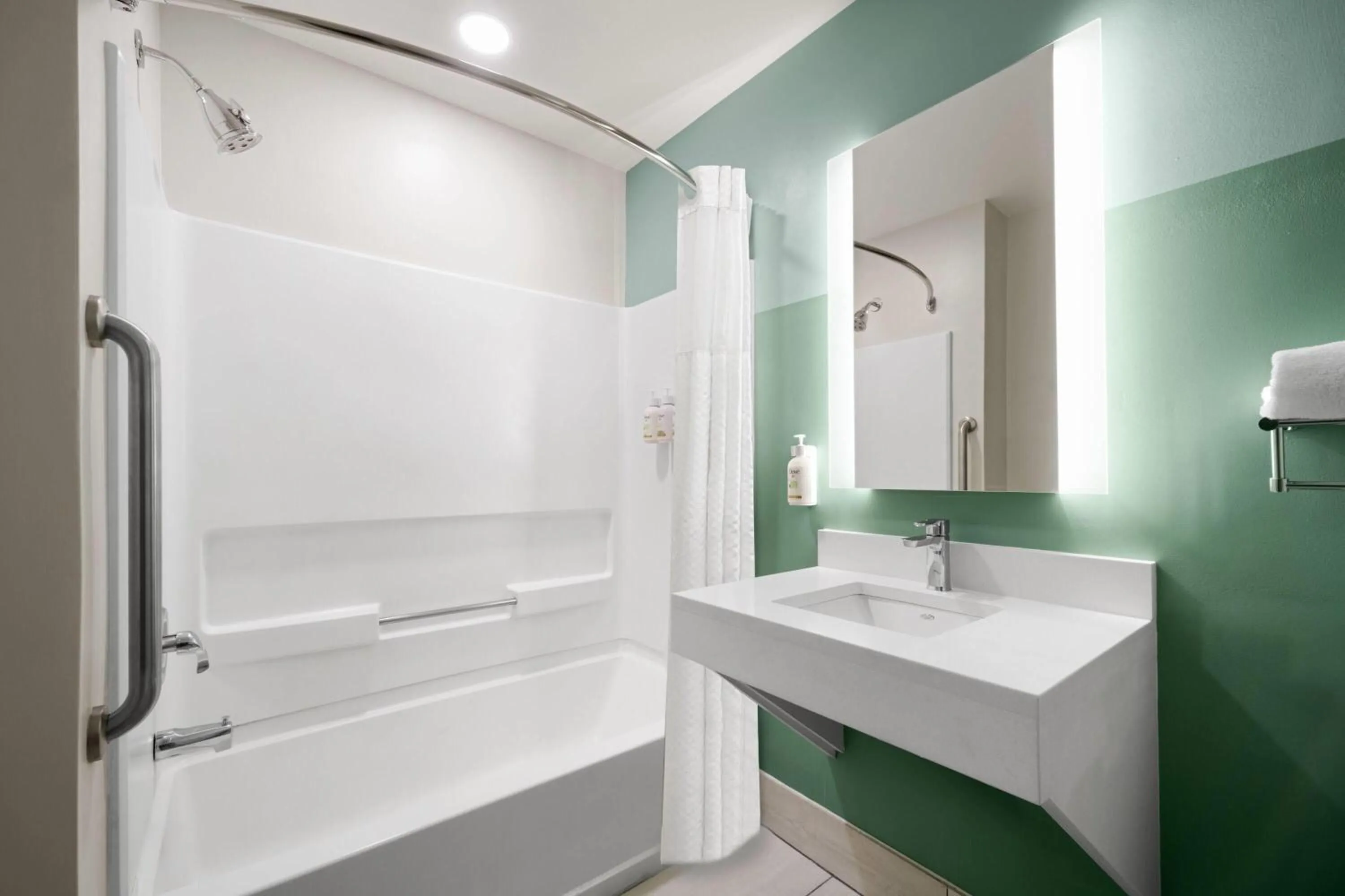 Bathroom in Wingate by Wyndham Matthews - Charlotte