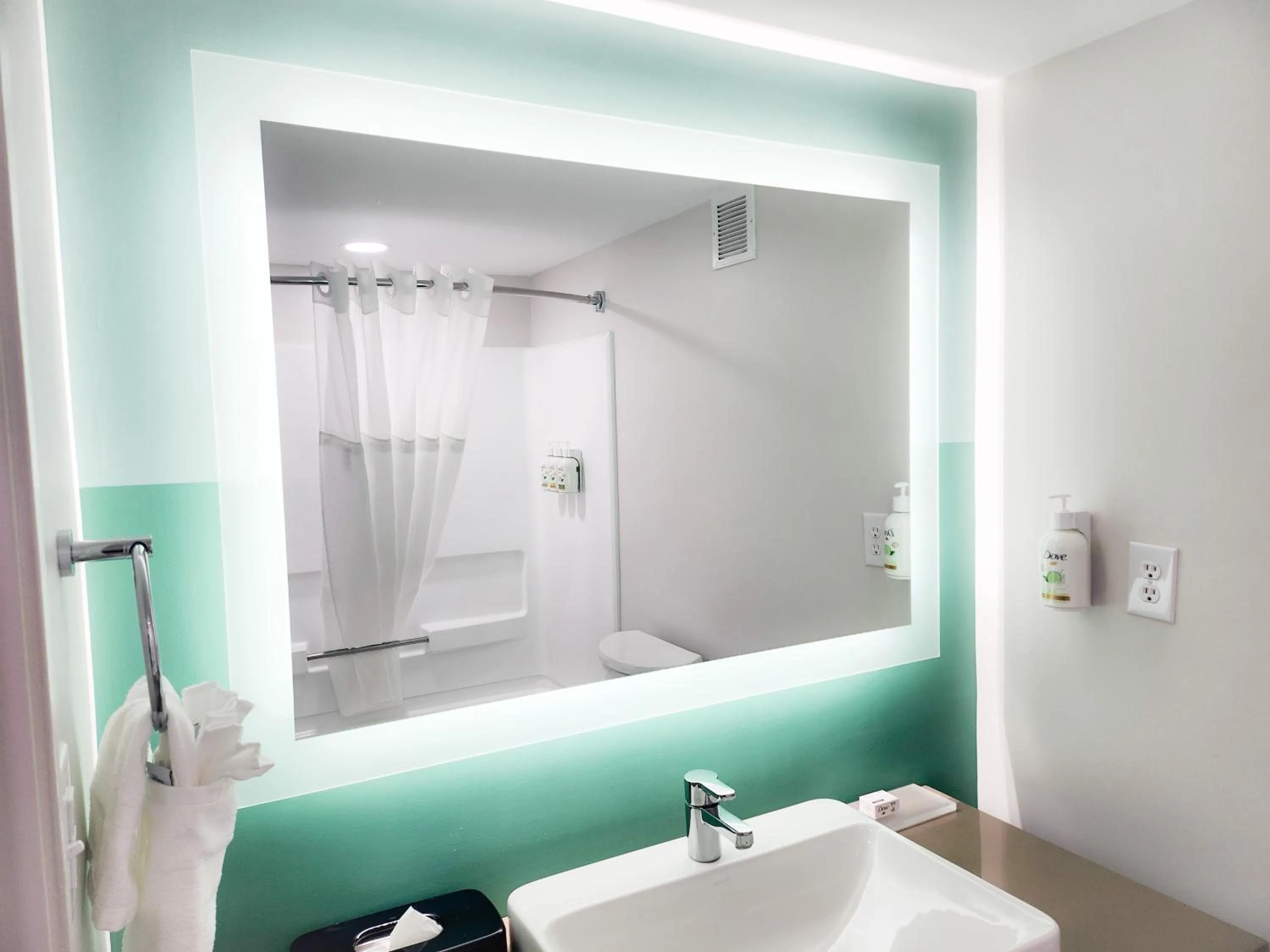 Bathroom in Wingate by Wyndham Matthews - Charlotte