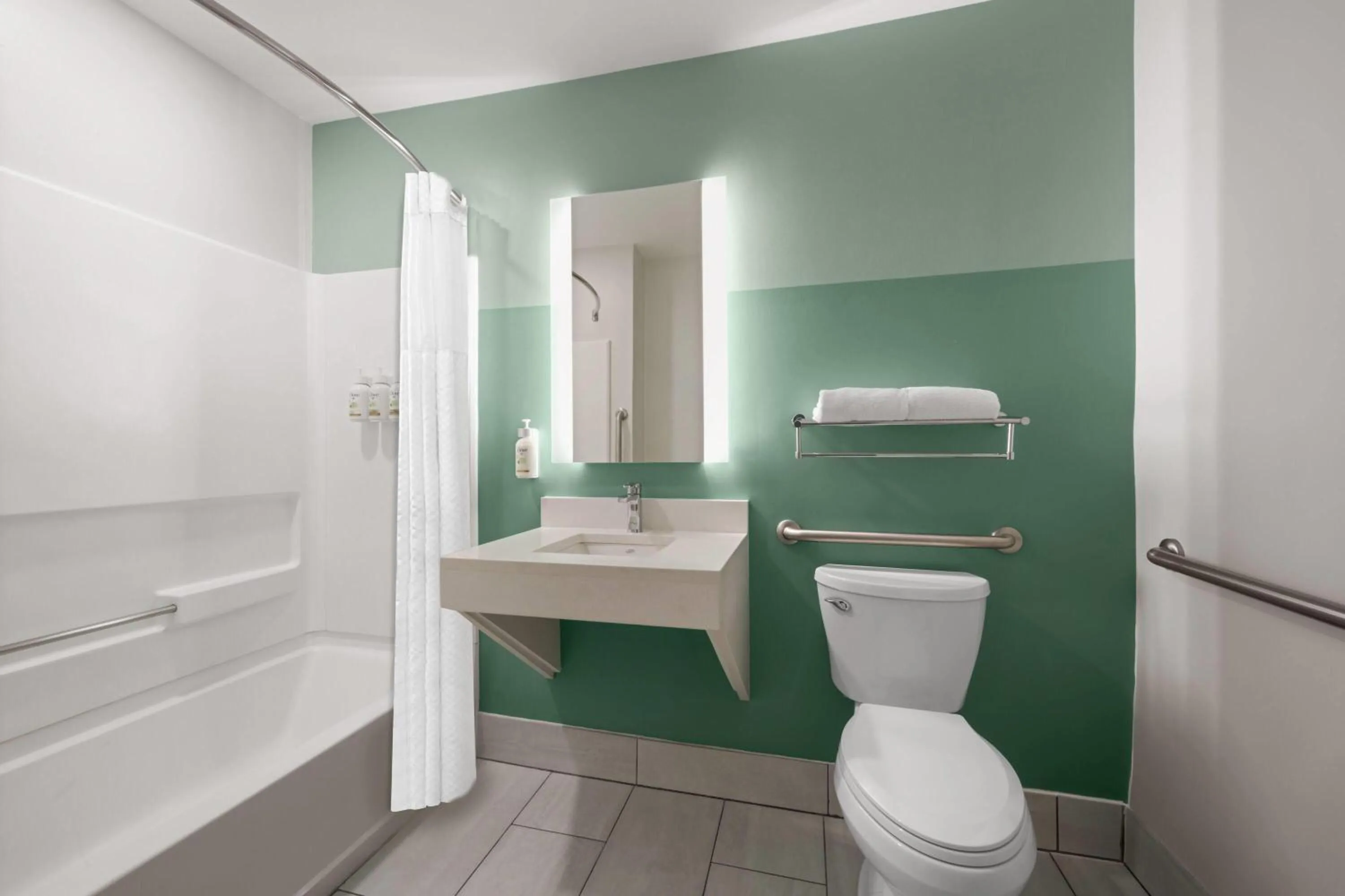 Bathroom in Wingate by Wyndham Matthews - Charlotte