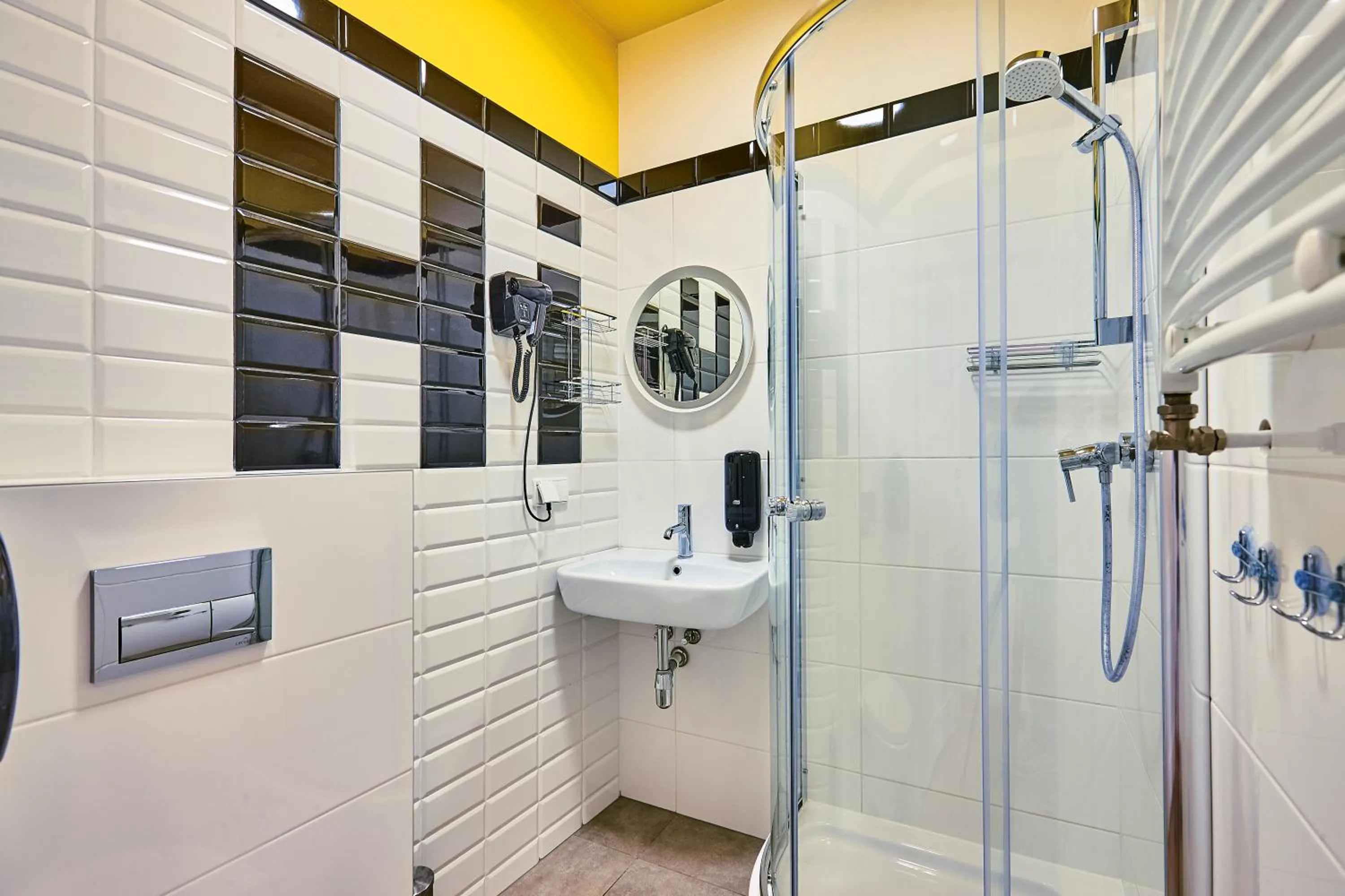 Shower in Draggo House Rooms - Old Town