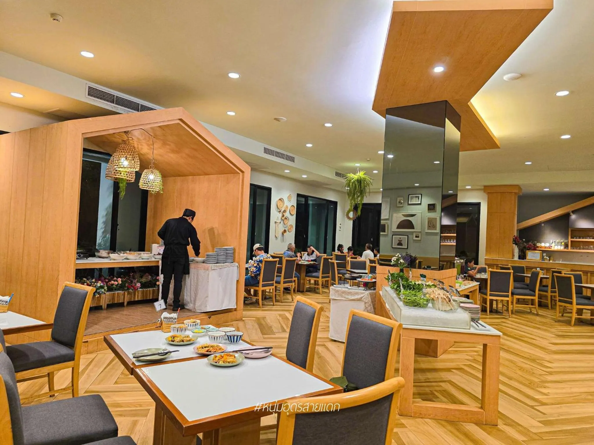 Restaurant/places to eat in Civilize Hotel