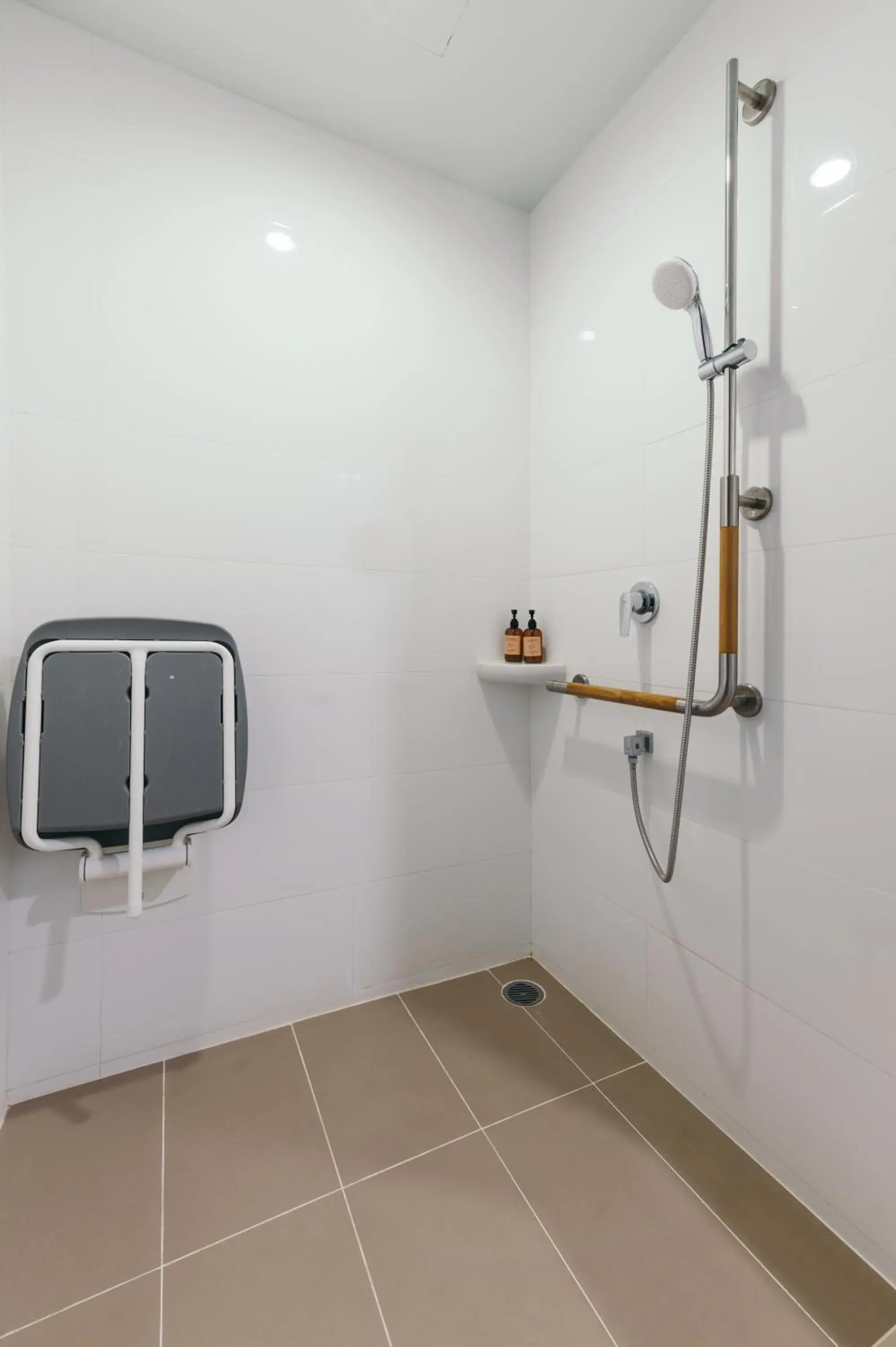 Elderly And Wheelchair Accessible Twin Bed Room in Civilize Hotel Elderly And Wheelchair Accessible Twin Bed Room in Civilize Hotel